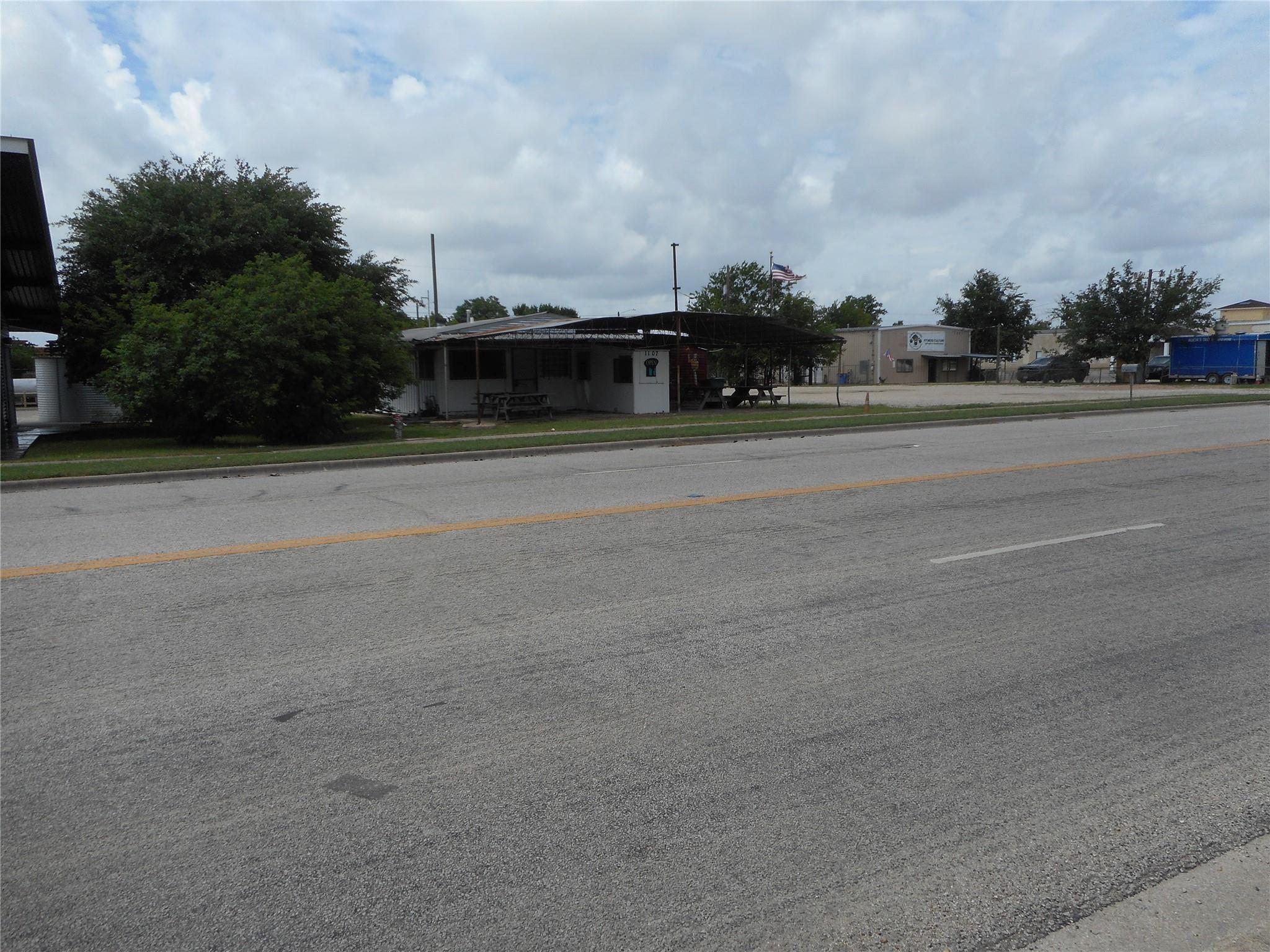 1107 W 2nd ST, Taylor, TX 76574