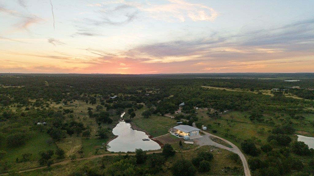 440 Flying X RD, Spicewood, TX 78669