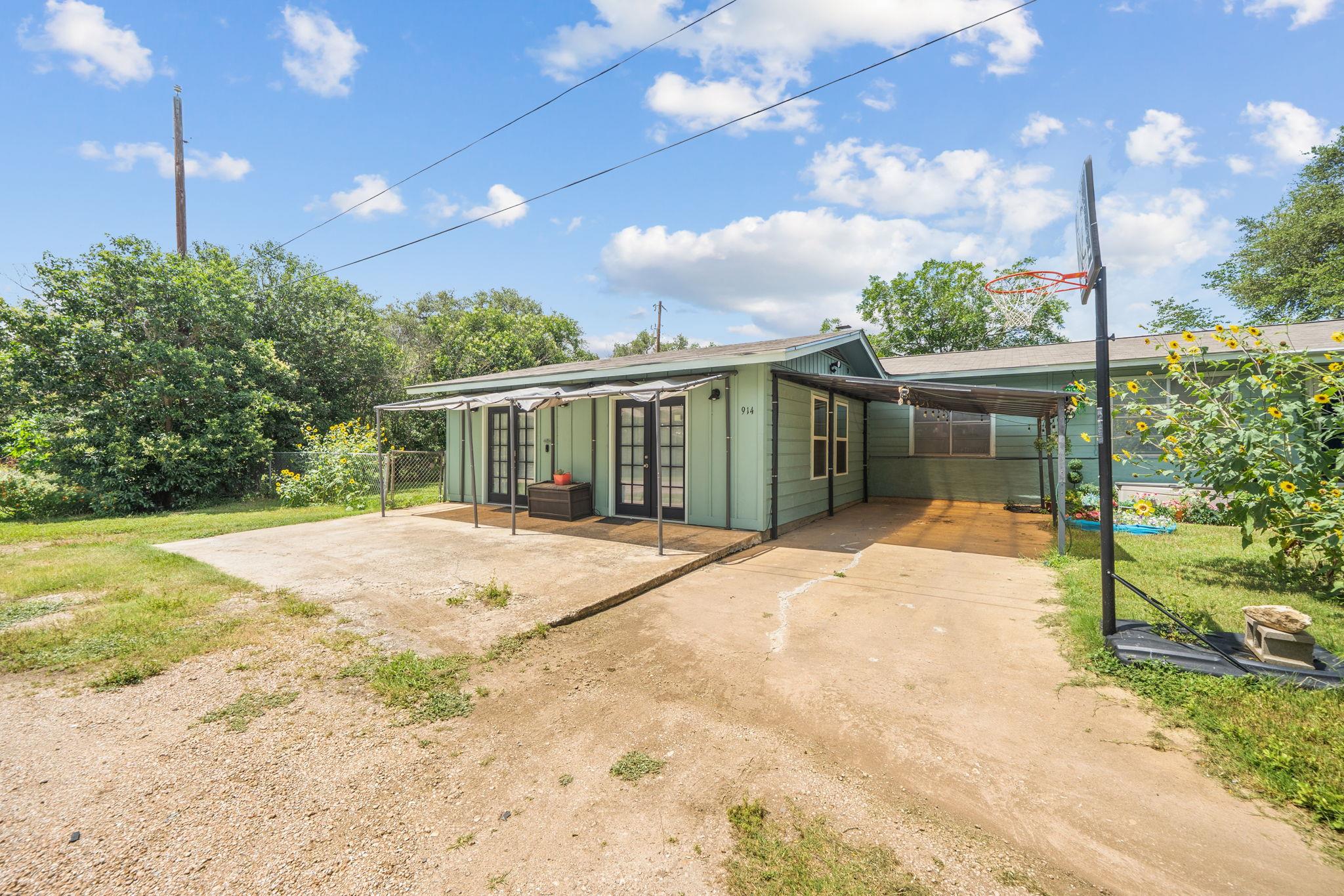 914 6th ST, Blanco, TX 78606