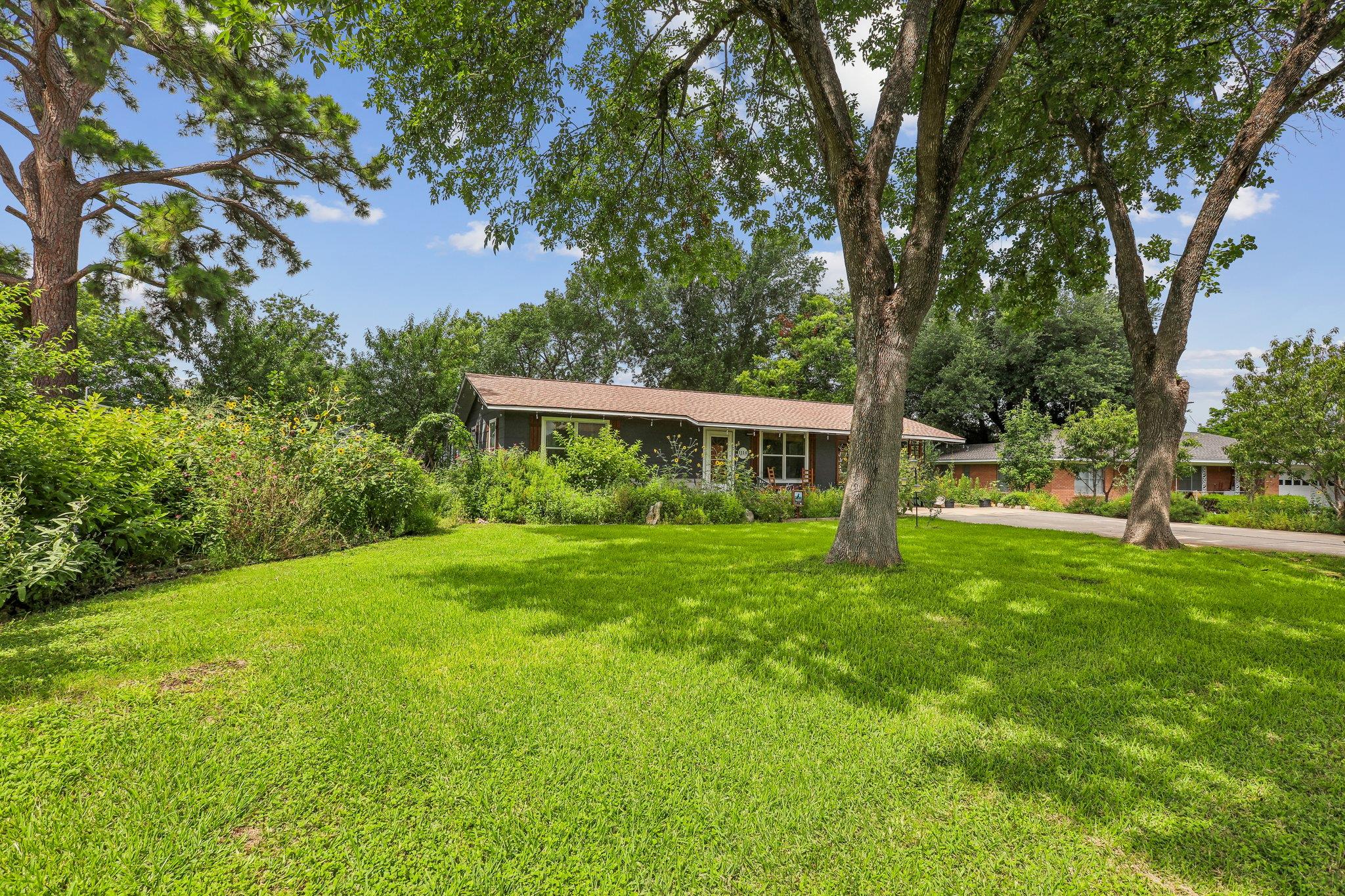 1114 W 2nd ST, Elgin, TX 78621