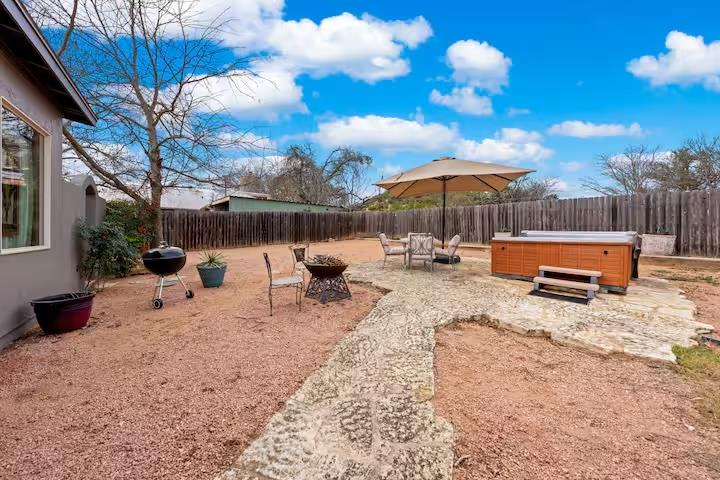 406 Cross Mountain DR, Fredericksburg, TX 78624