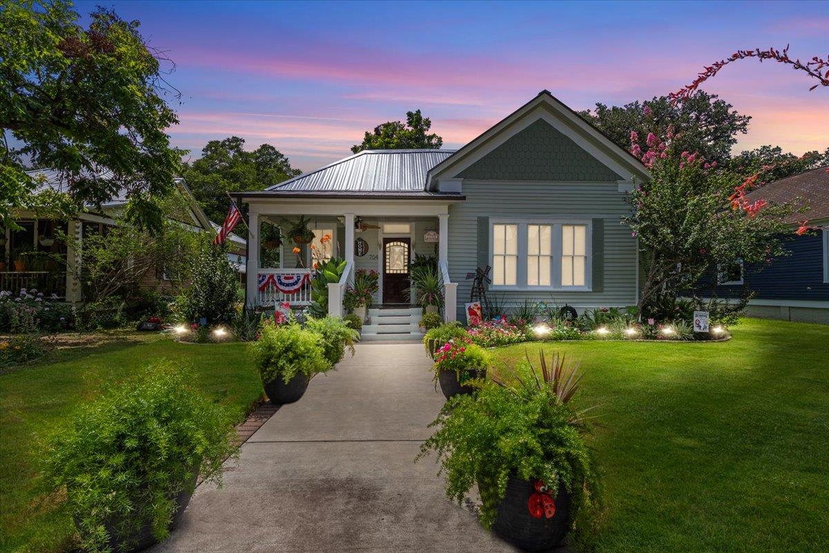 704 Gresham ST, Smithville, TX 78957