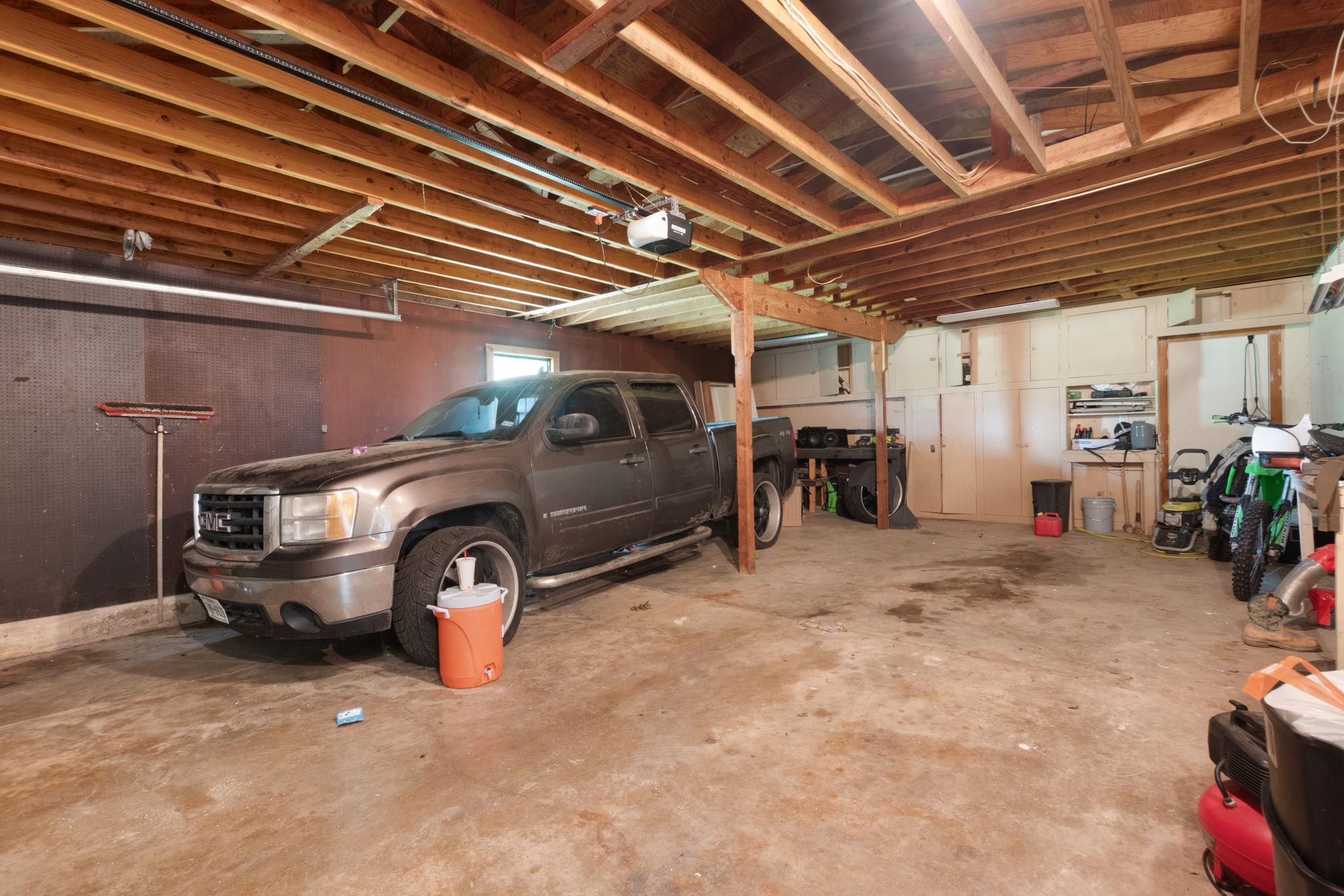 102 Elmo ST, Florence, TX 76527