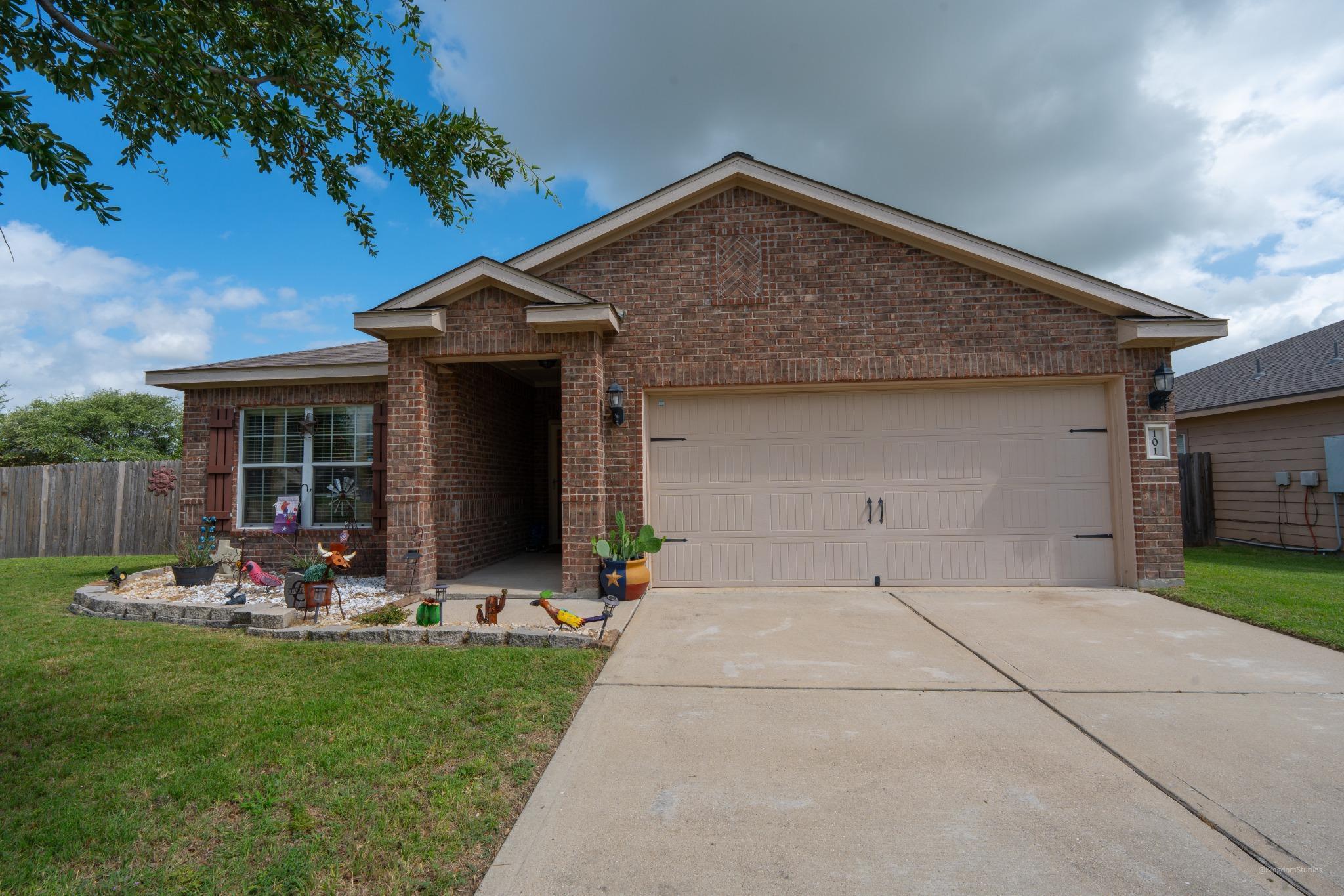 101 Hawkins LN, Jarrell, TX 76537