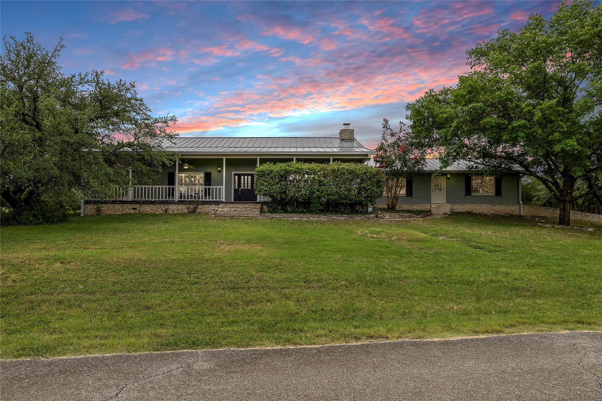 901 Lauder DR, Spicewood, TX 78669