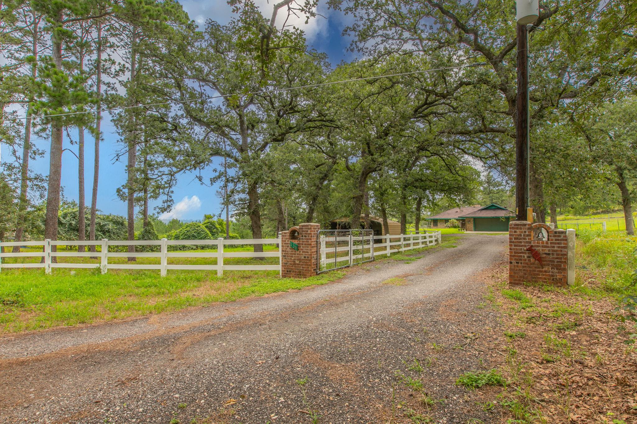 136 Redbird LN, Smithville, TX 78957