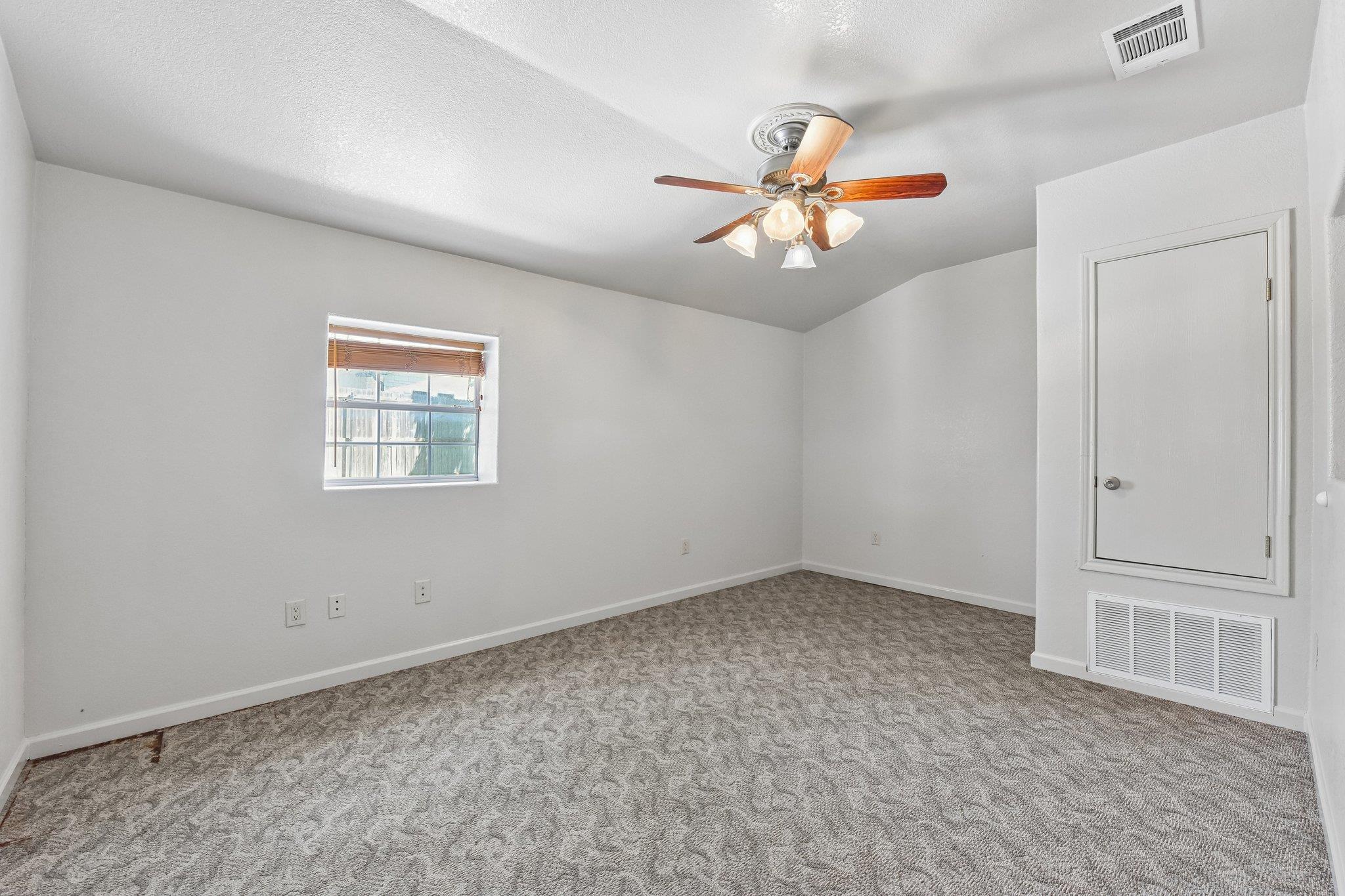 1915 Oak Forest DR, Round Rock, TX 78681