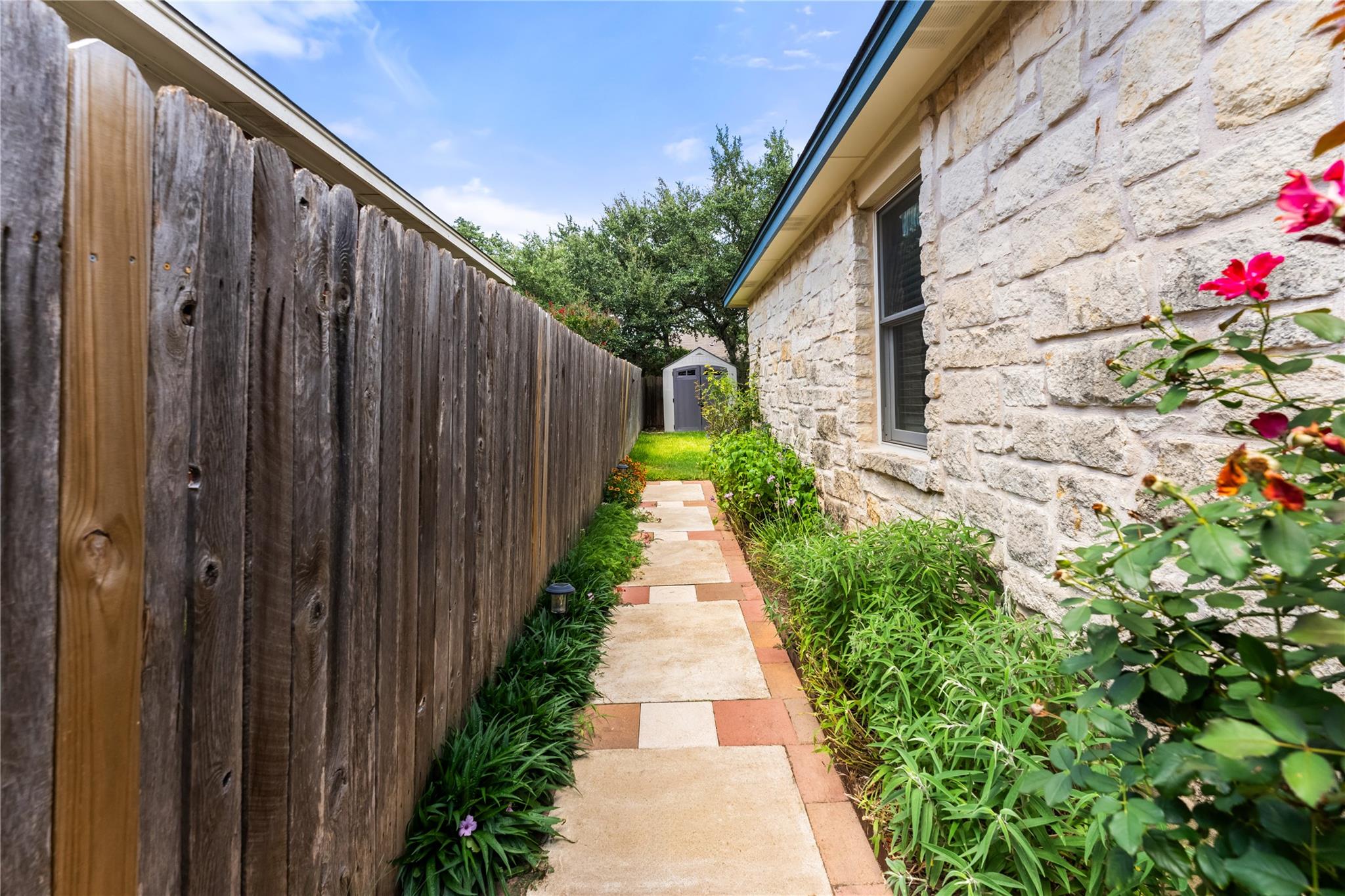 3555 Rock Shelf LN, Round Rock, TX 78681