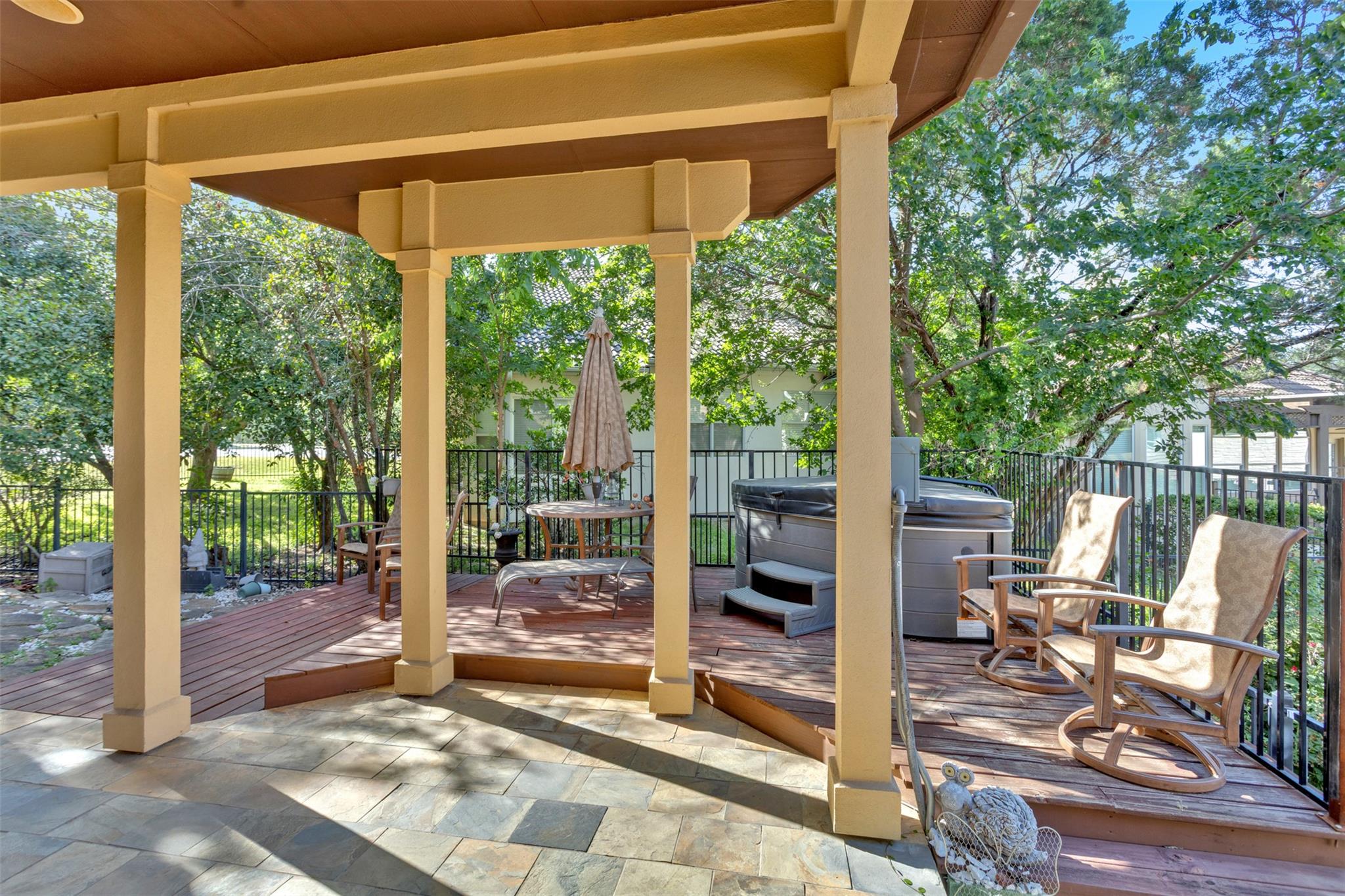 1 Treehaven LN, The Hills, TX 78738
