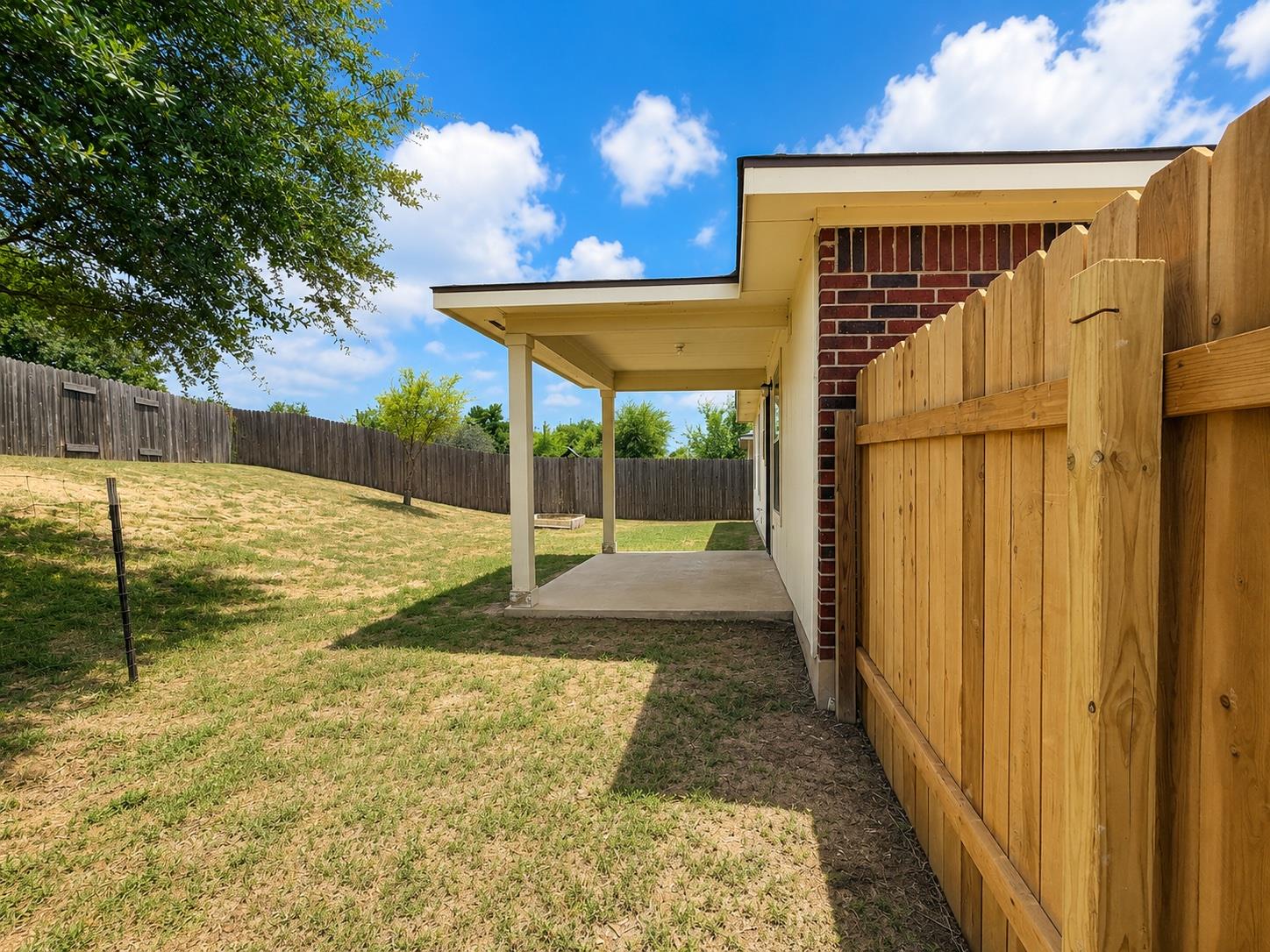 906 W South ST, Leander, TX 78641