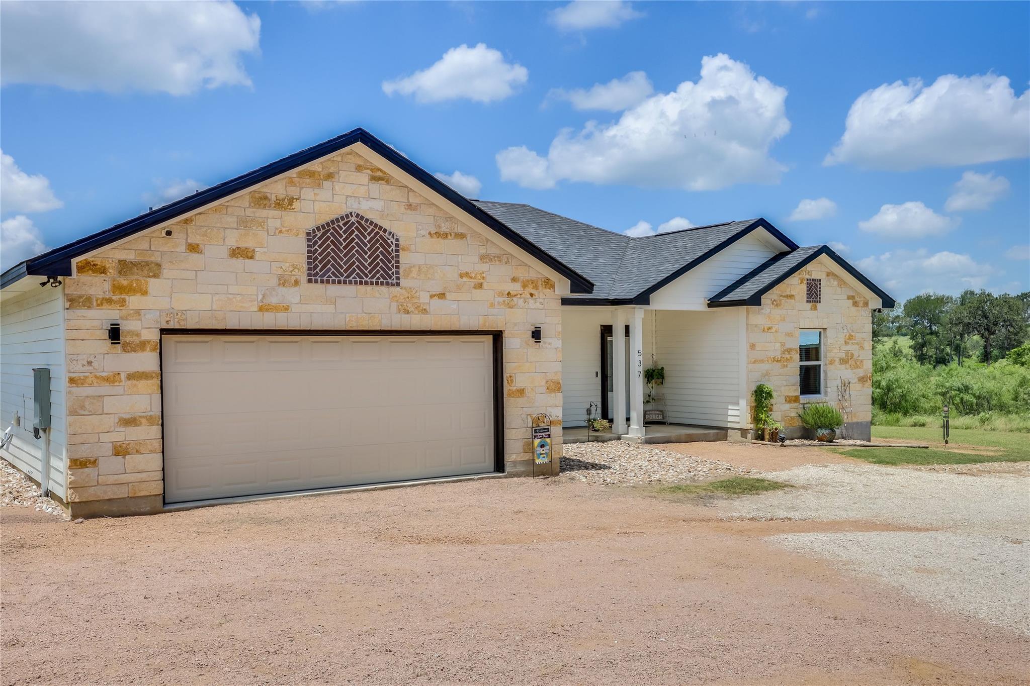 537 Lower Elgin RD, Elgin, TX 78621