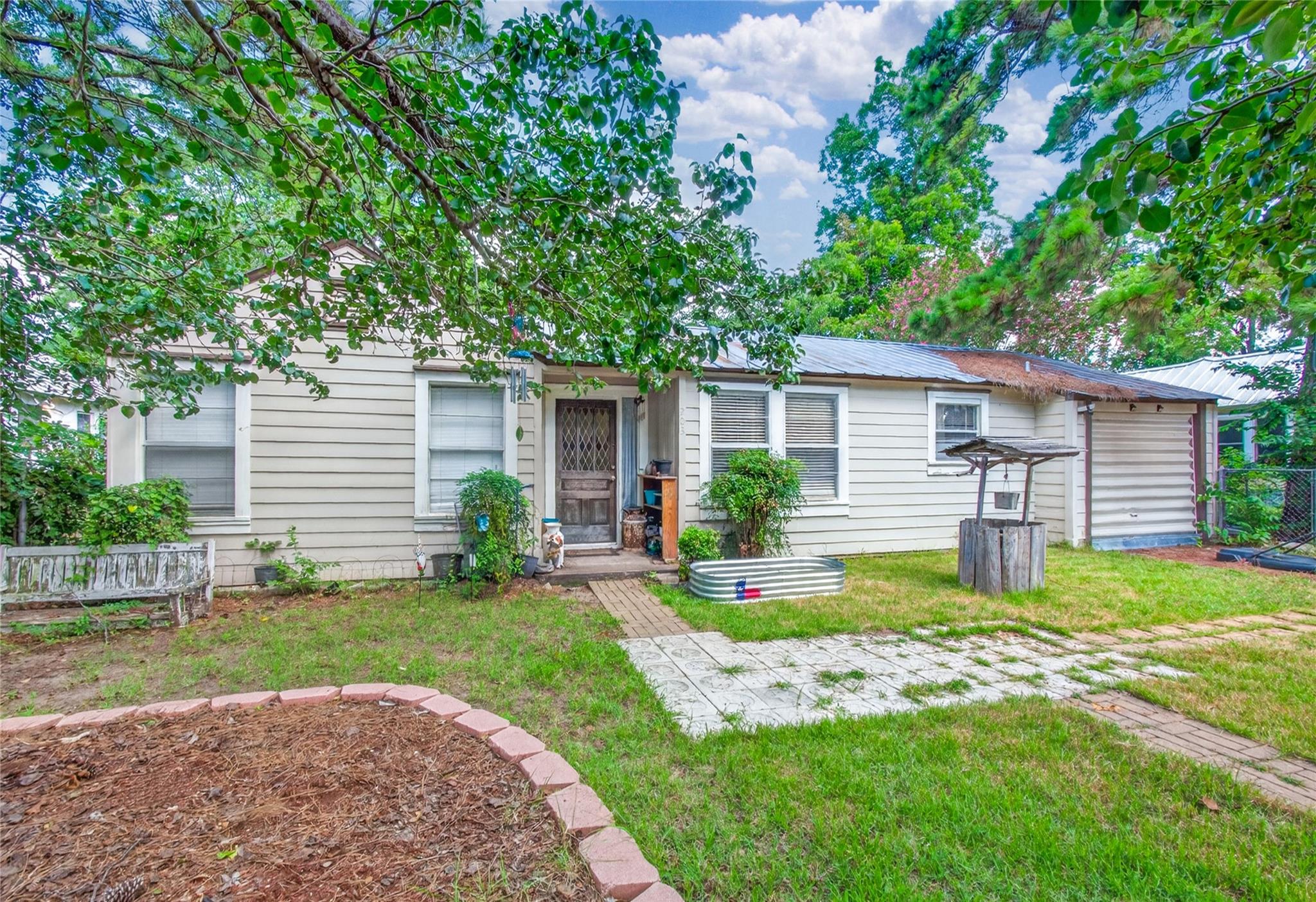 203 Hudgins ST, Smithville, TX 78957