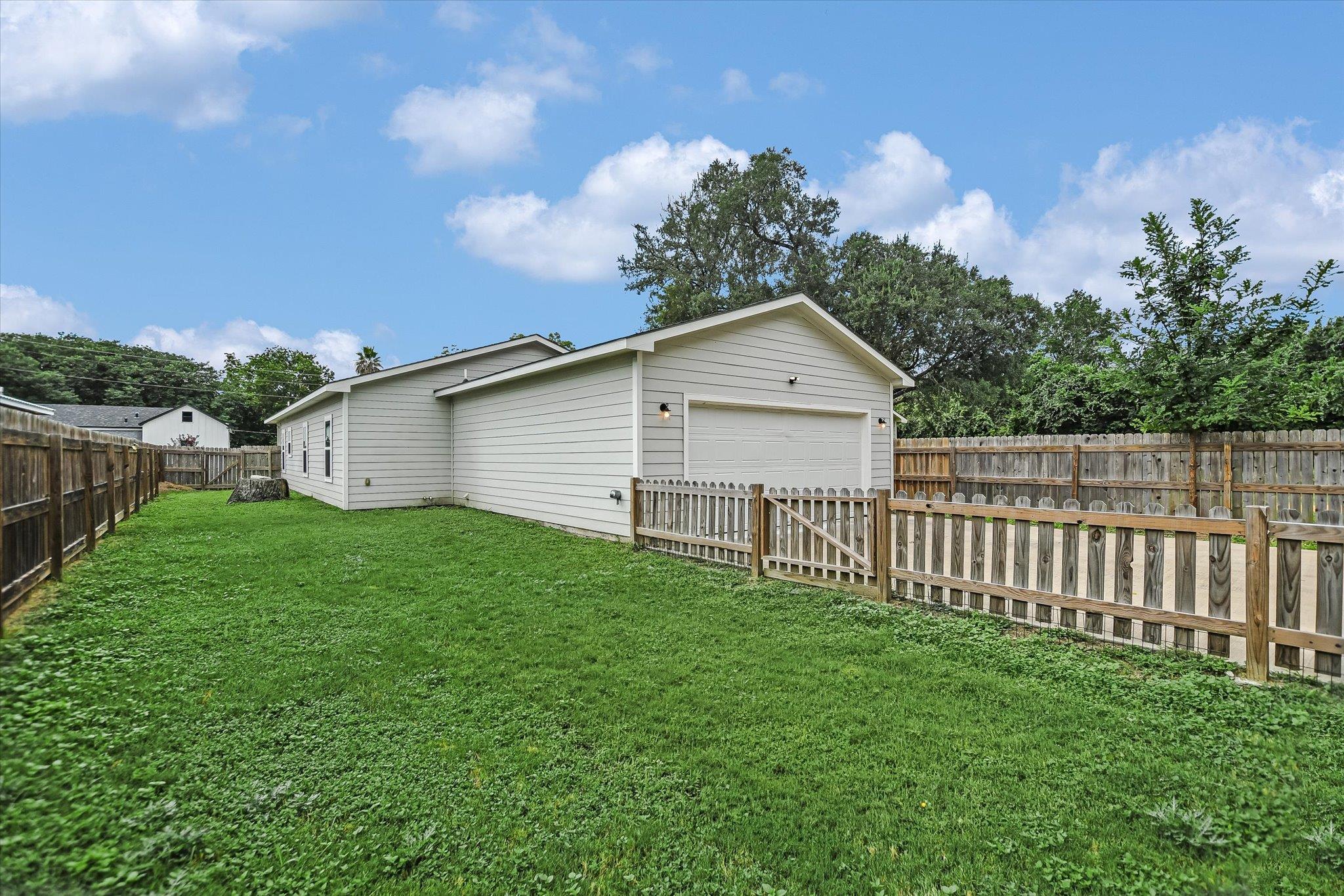103 East ST, Smithville, TX 78957