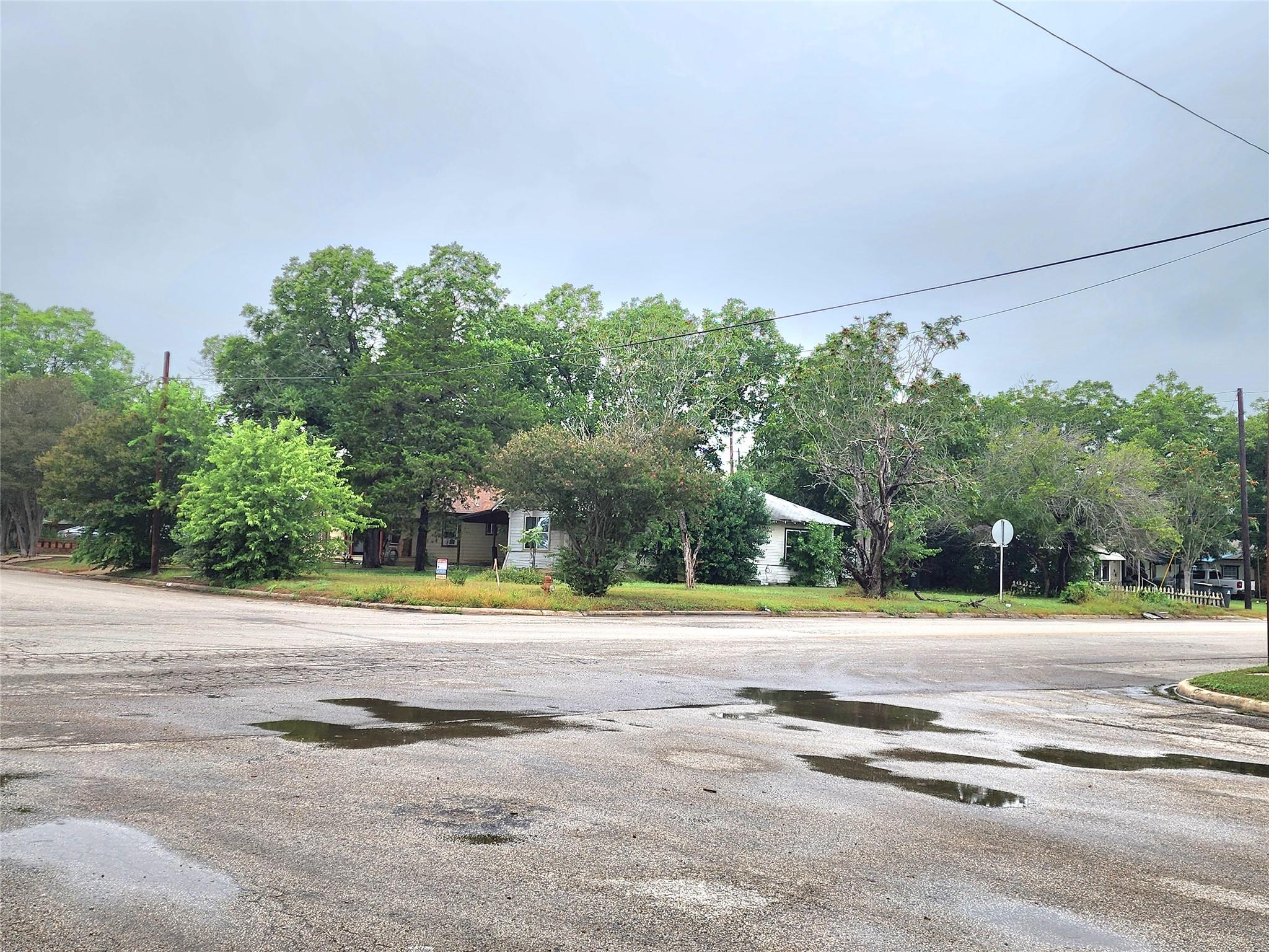 123 E Davis ST, Luling, TX 78648