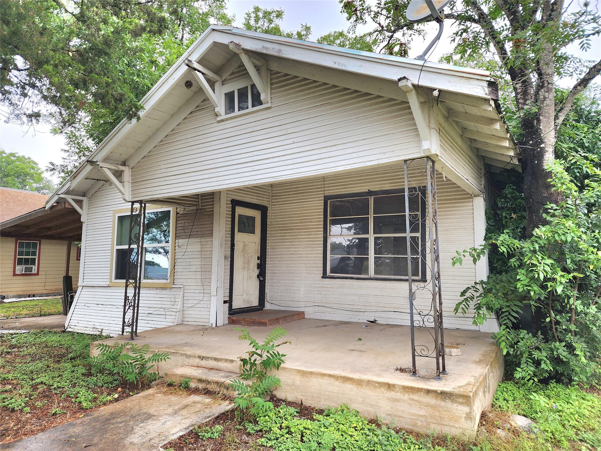 123 E Davis ST, Luling, TX 78648