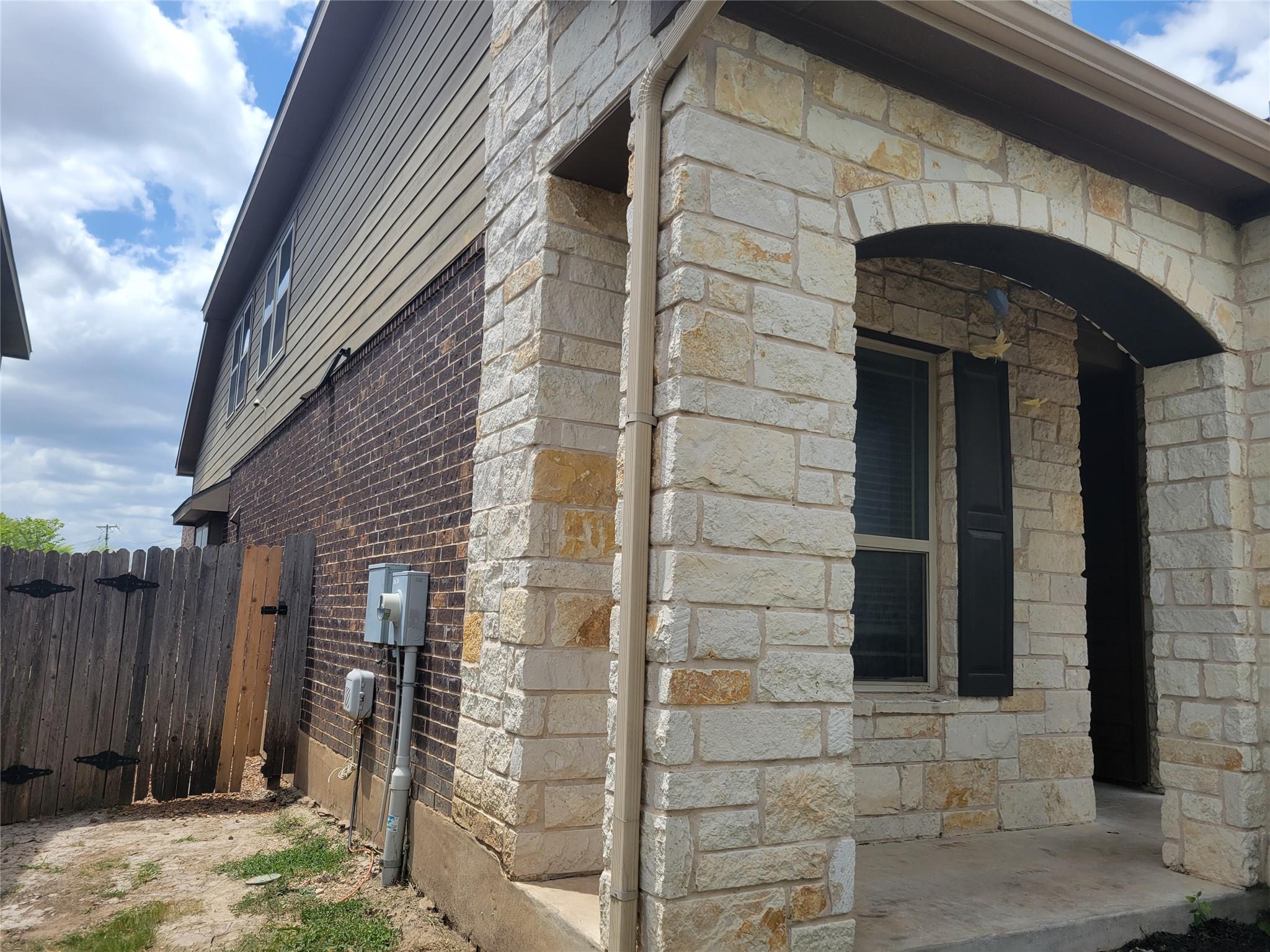225 Shale CIR, Buda, TX 78610