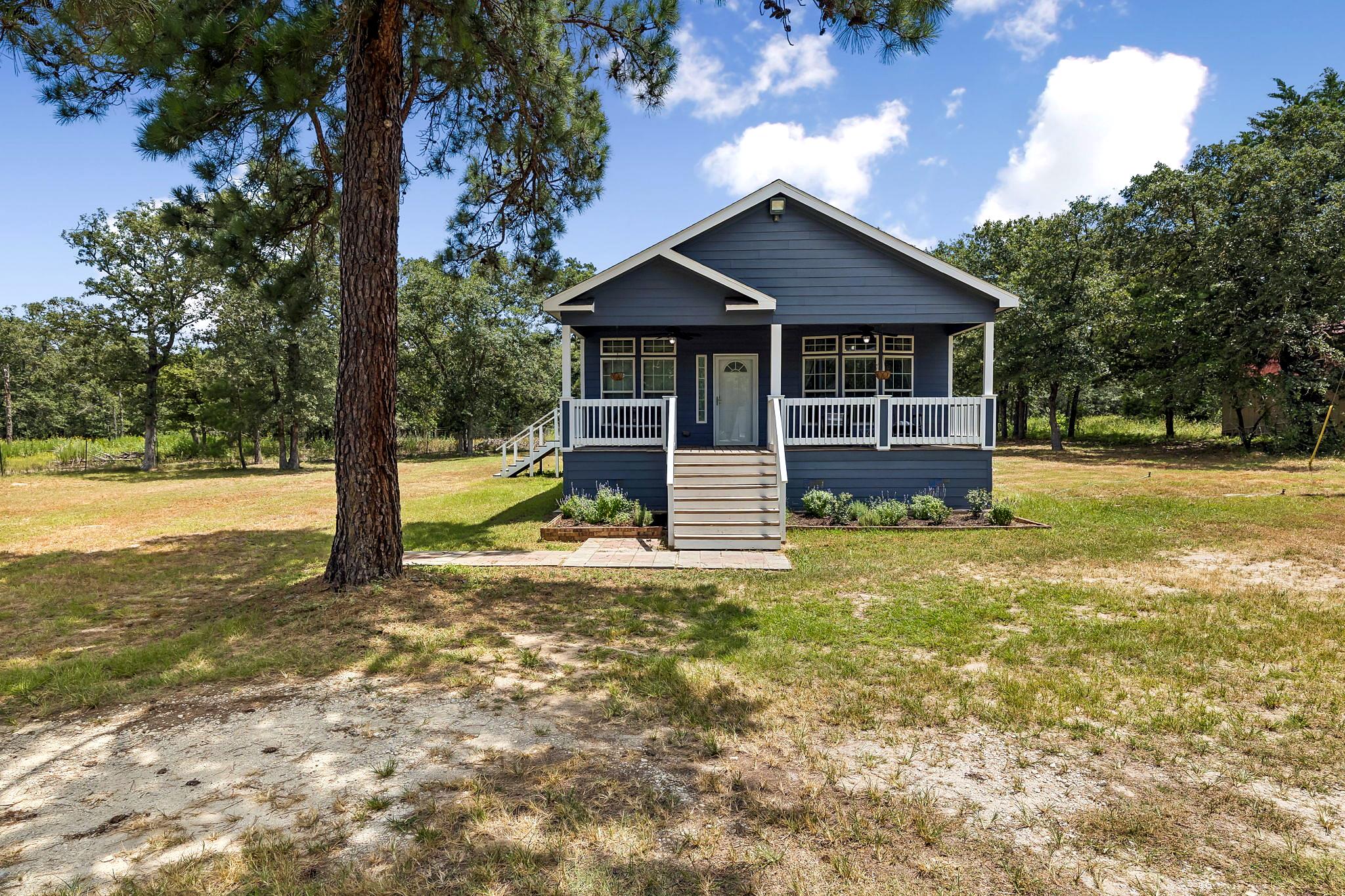 260 Dickerson LN, Elgin, TX 78621