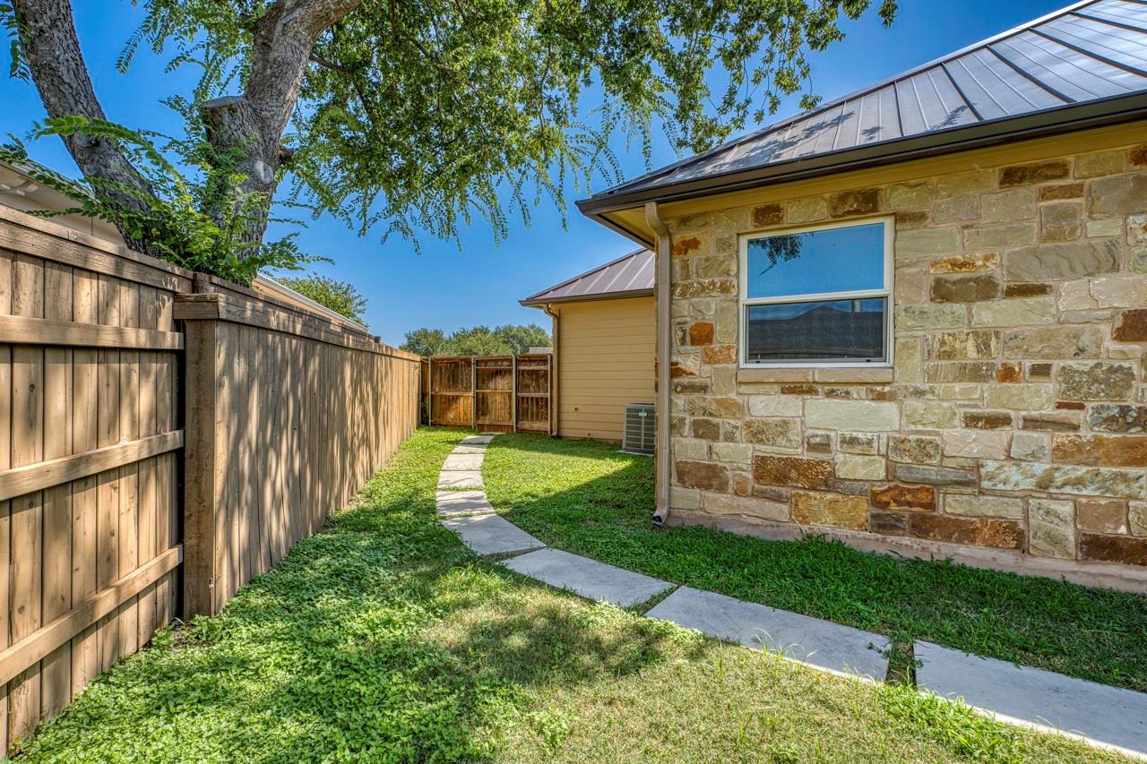 804 Four Oaks LN, Marble Falls, TX 78654