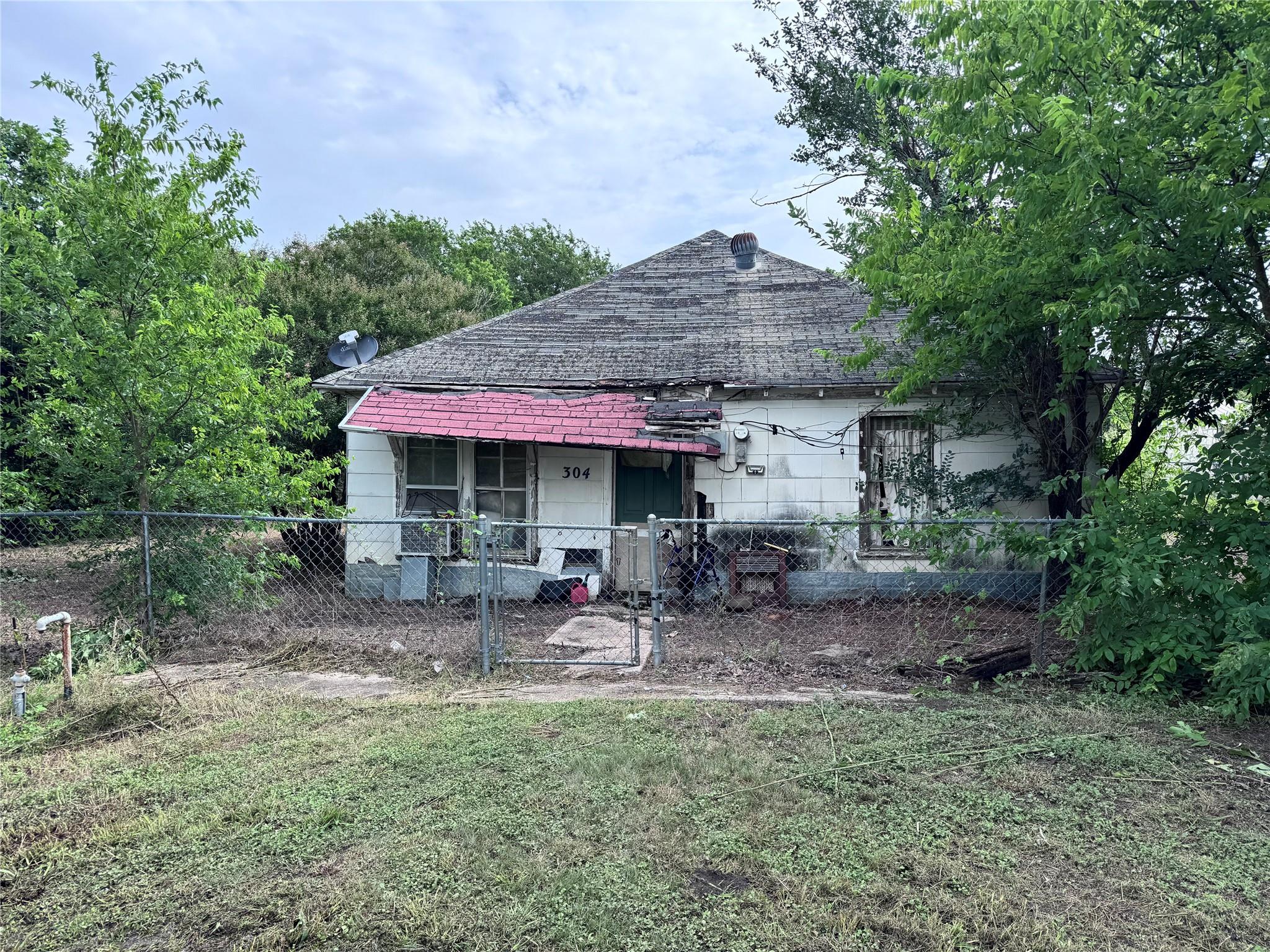 304 E Prairie Ave, Rogers, TX 76569