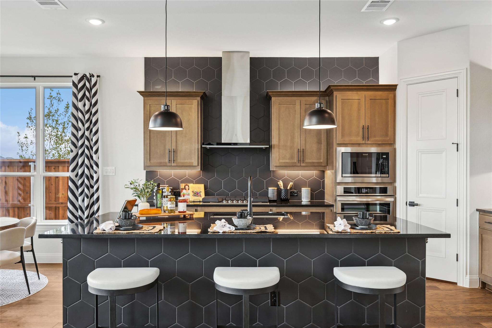 933 Landing LN, Leander, TX 78641