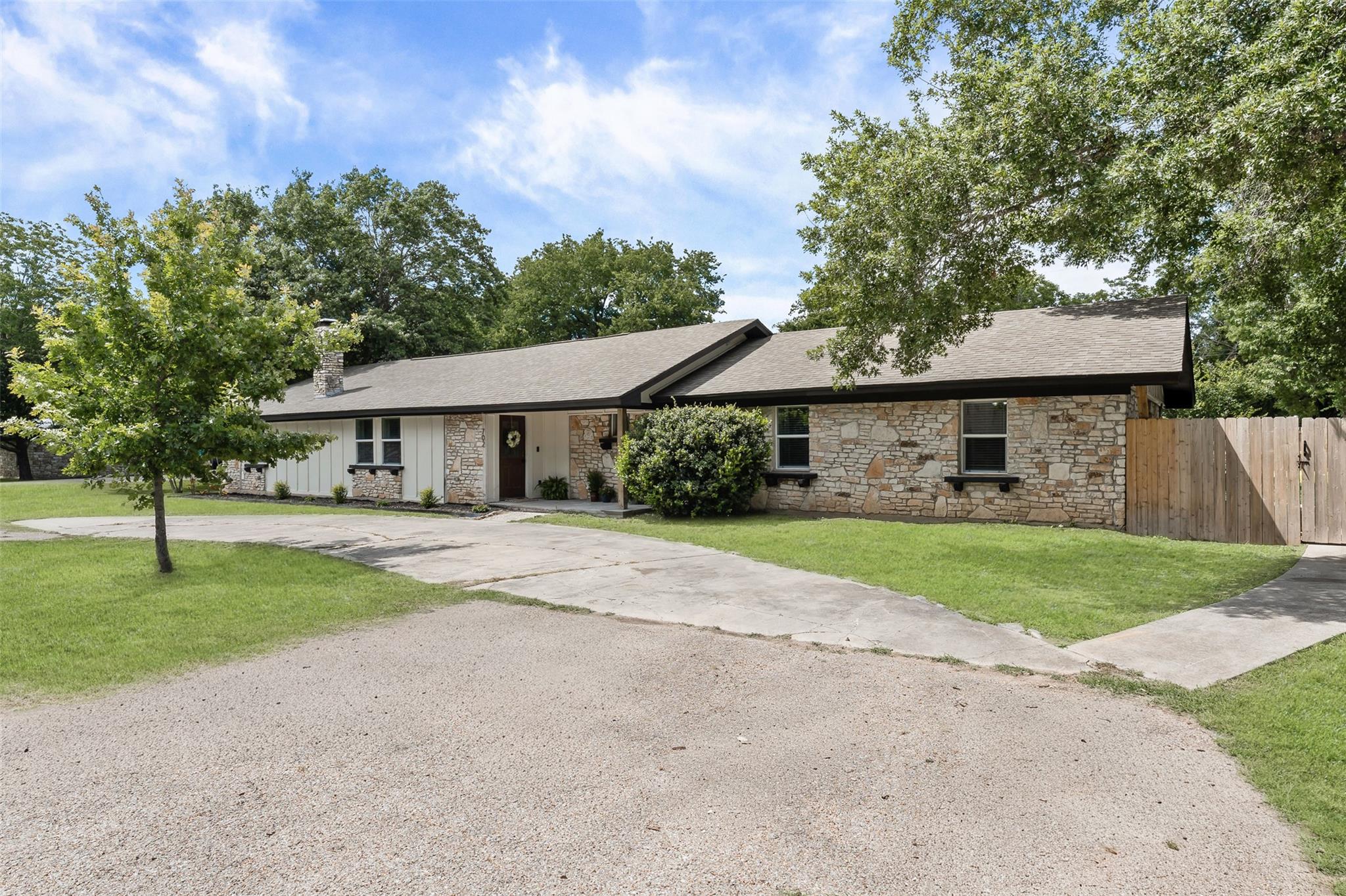 702 E Sandy LN, Little River Academy, TX 76554