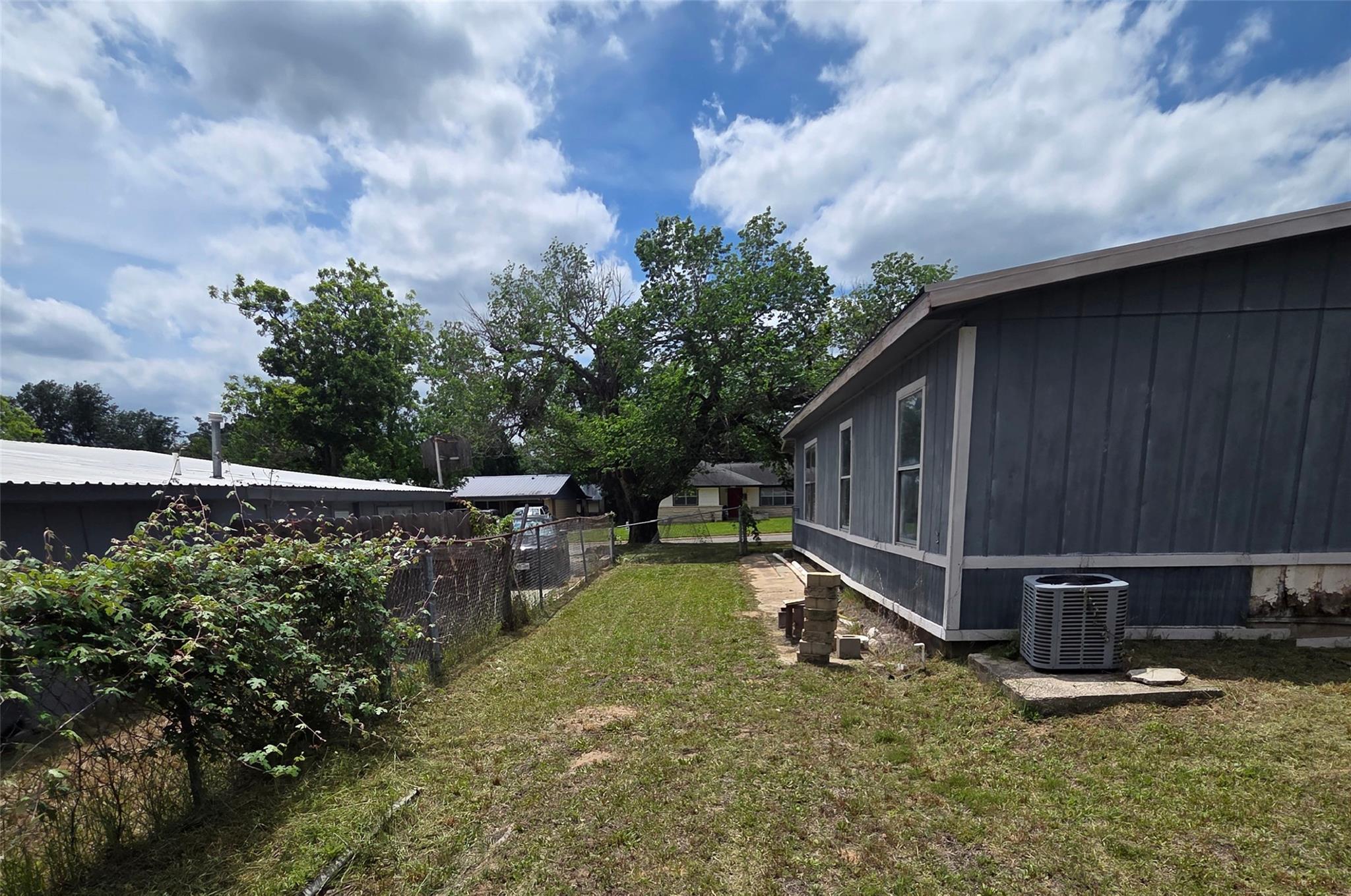 708 Rockdale RD, Rockdale, TX 76567