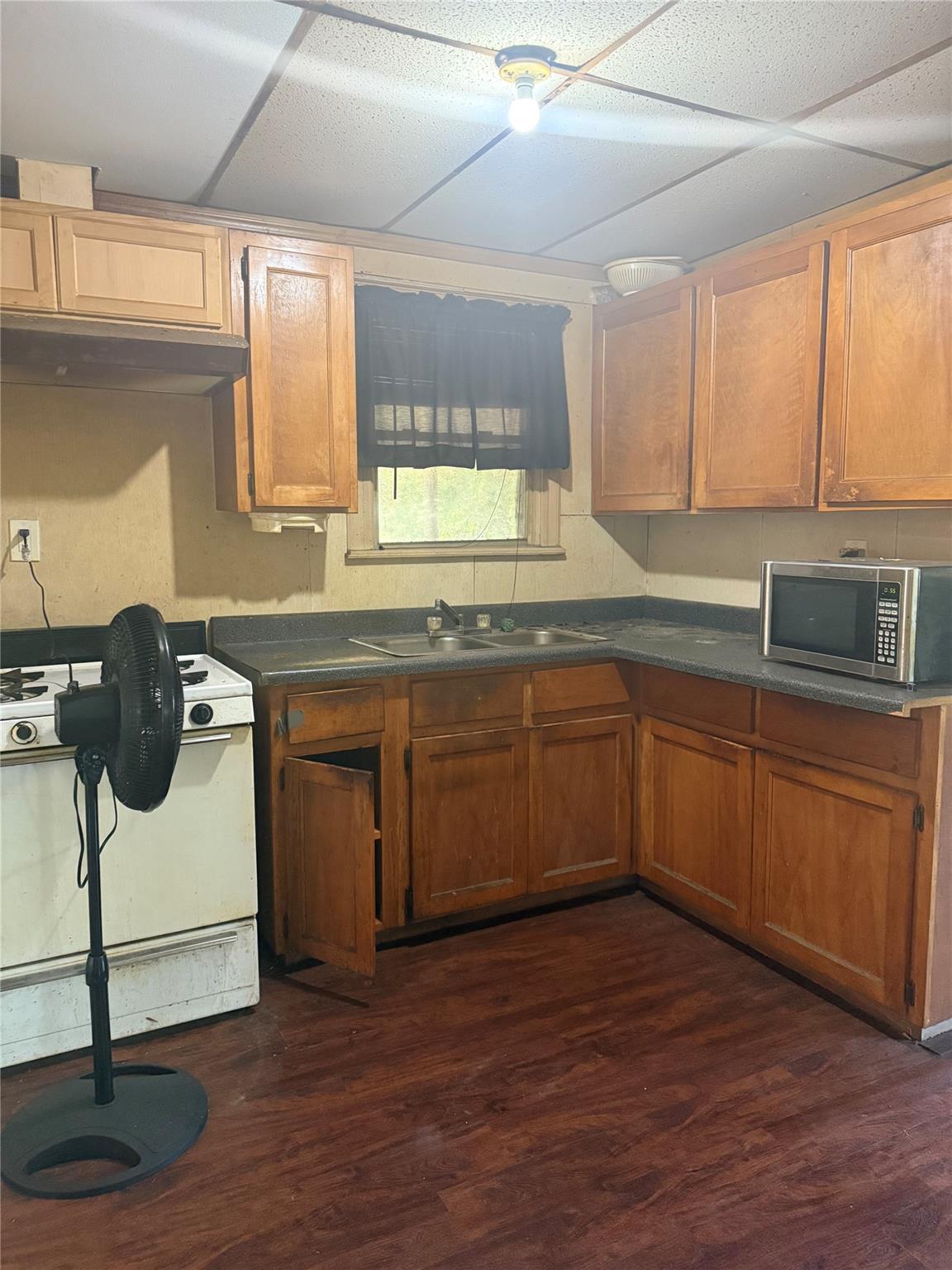 110 E Rio Grande ST, Taylor, TX 76574