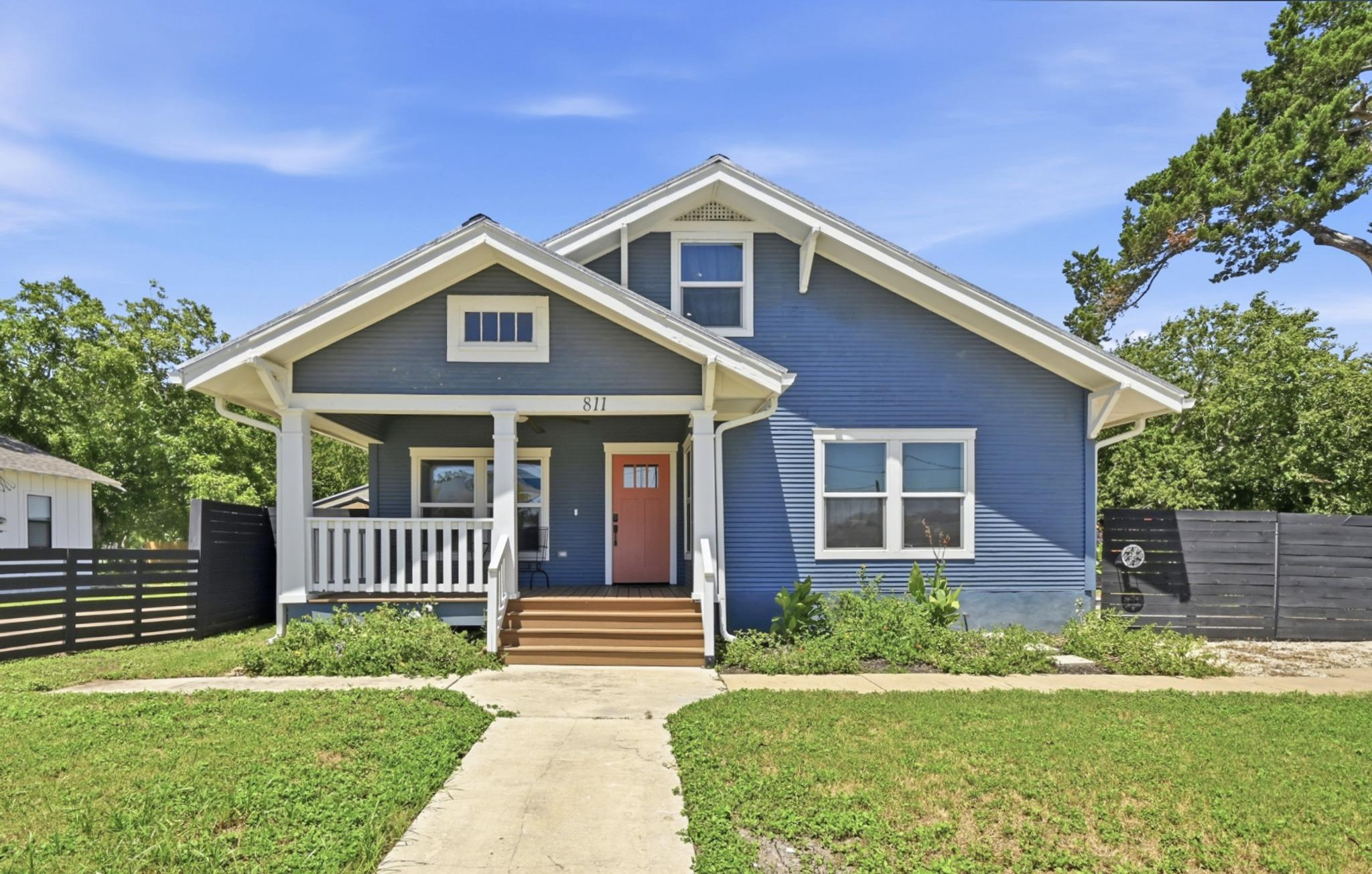 811 813 S Commerce ST, Lockhart, TX 78644