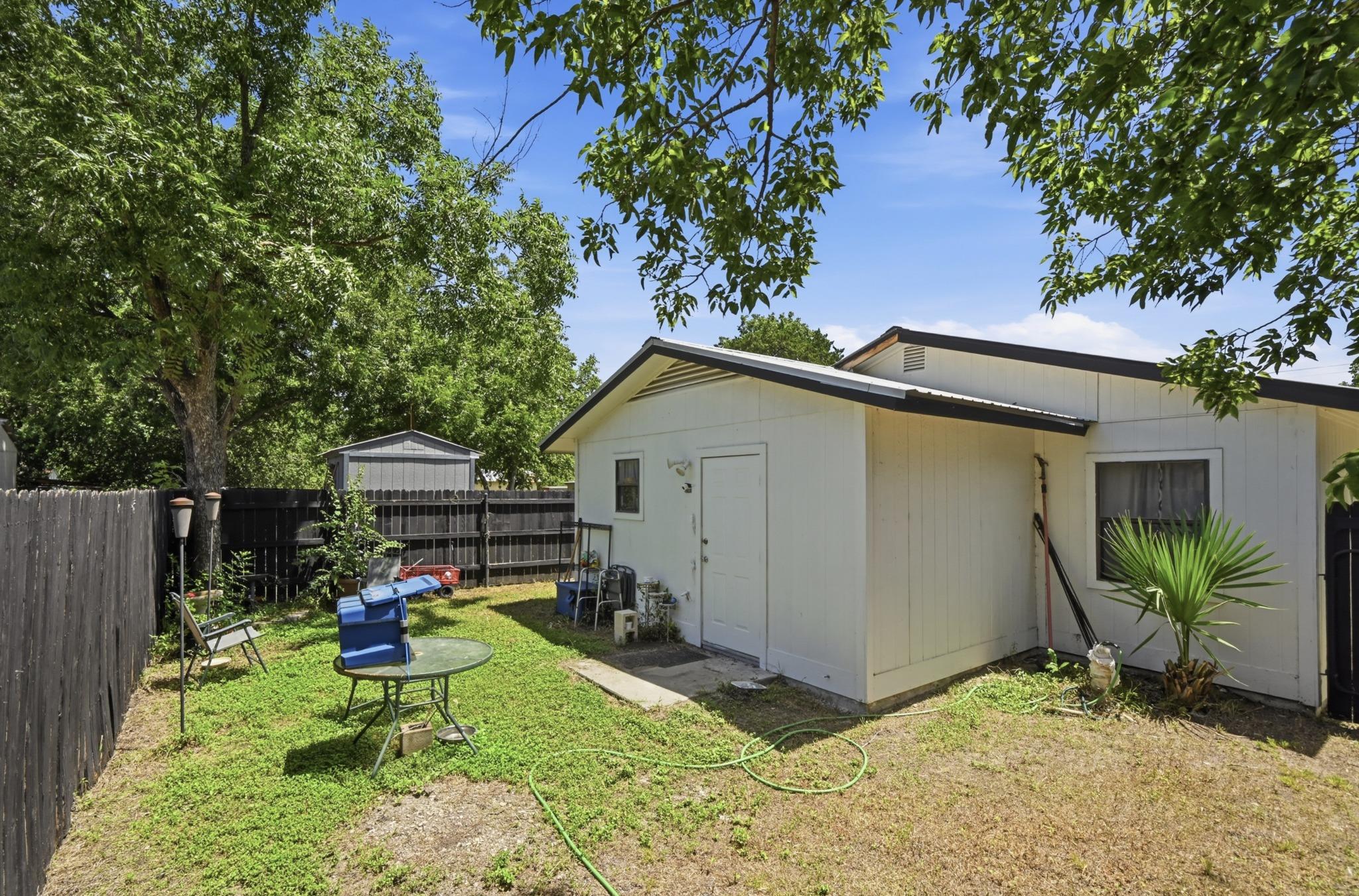 811 813 S Commerce ST, Lockhart, TX 78644