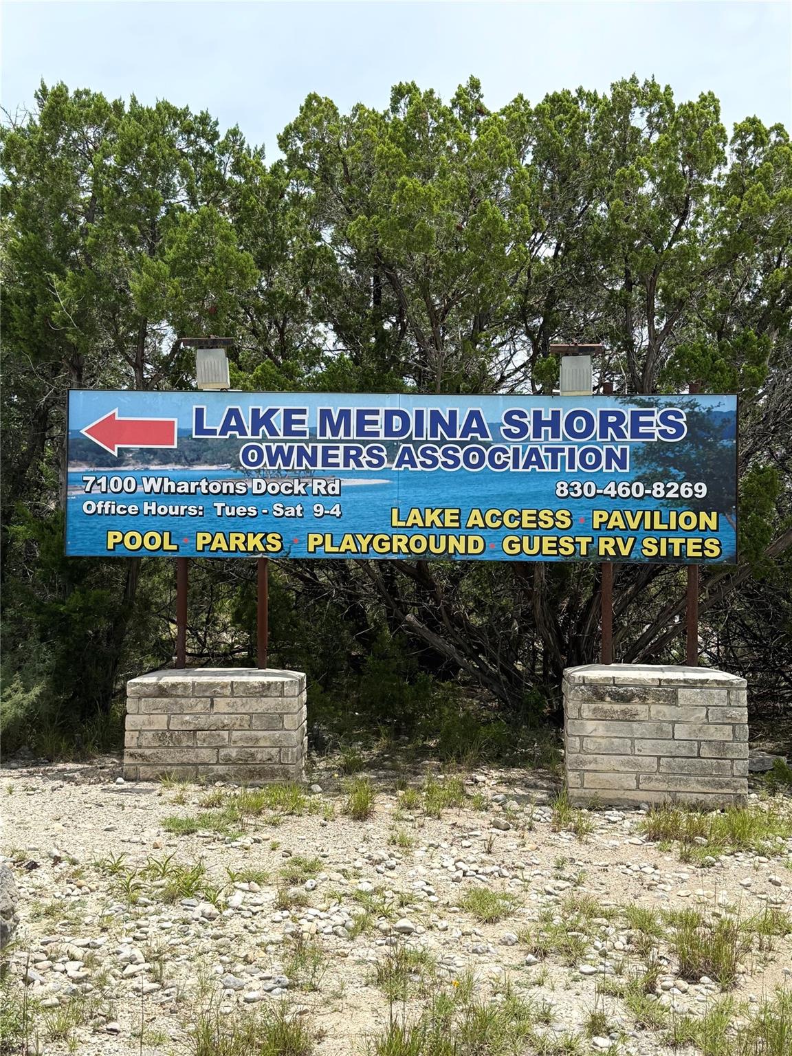 1424 Lakeshore DR N, Bandera, TX 78003