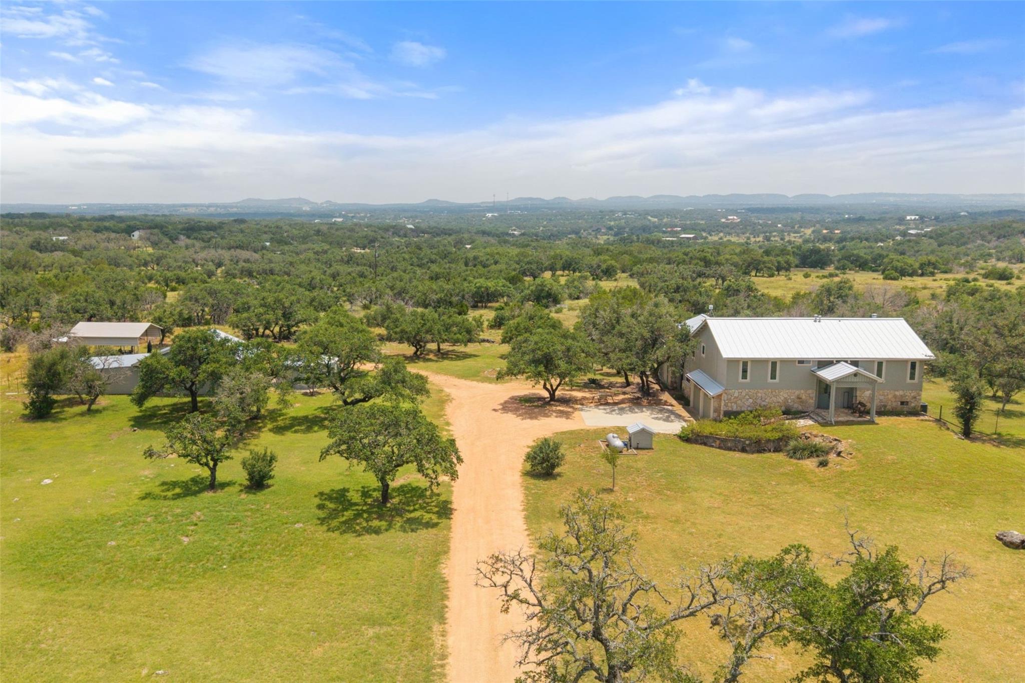 143 Oak LN, Johnson City, TX 78636