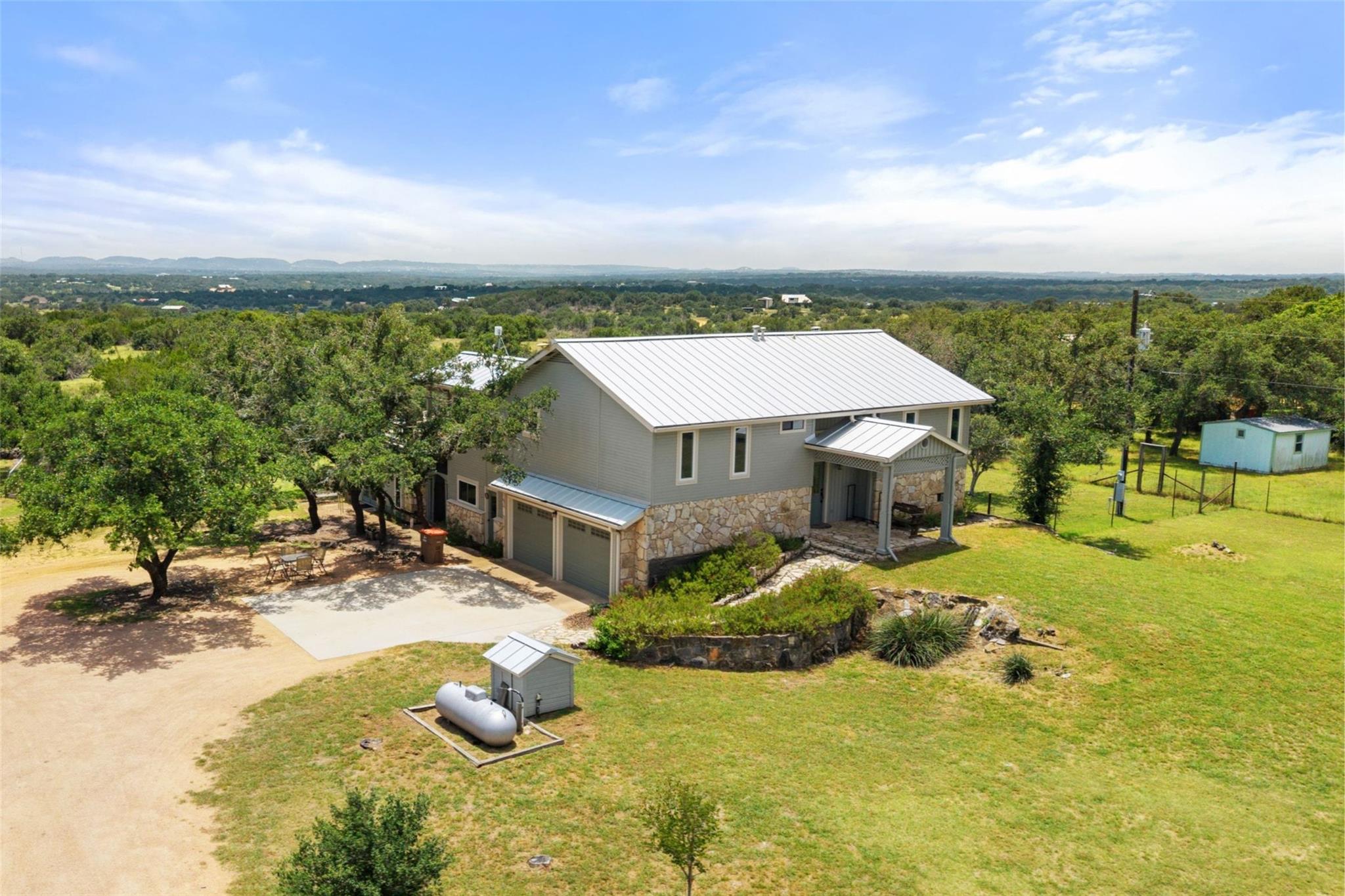 143 Oak LN, Johnson City, TX 78636