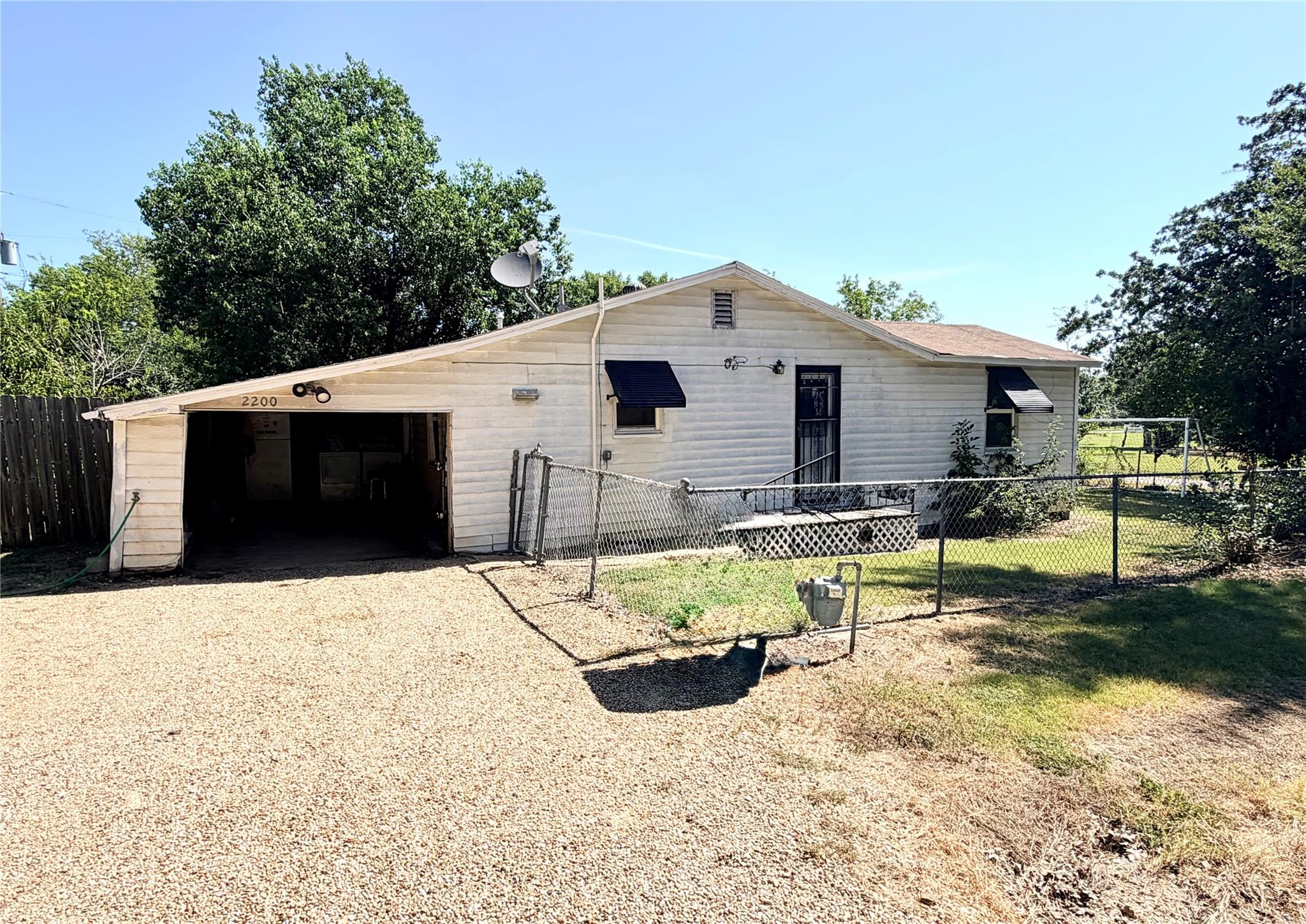 2200 W Gillis Ave, Cameron, TX 76520