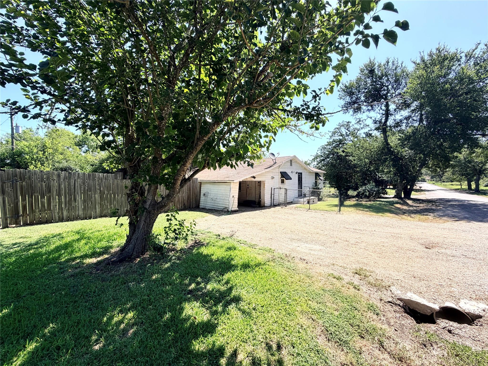 2200 W Gillis Ave, Cameron, TX 76520