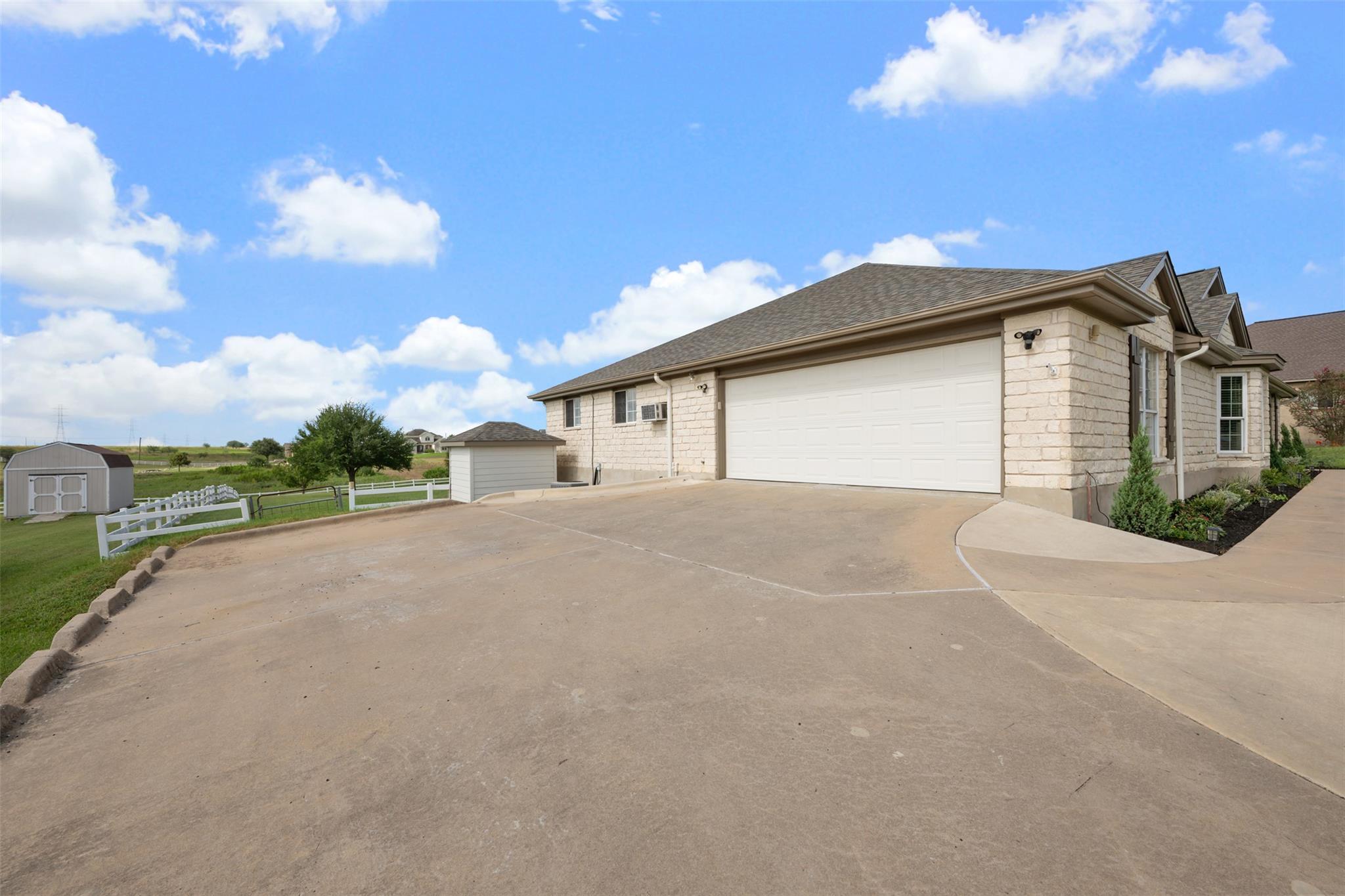 111 Lookout CIR, Hutto, TX 78634