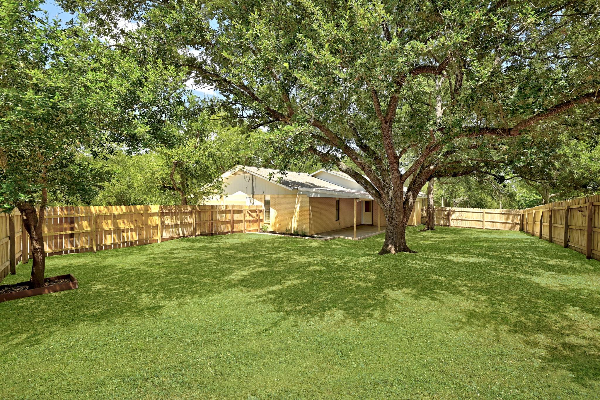 295 Oak Creek CIR, Luling, TX 78648