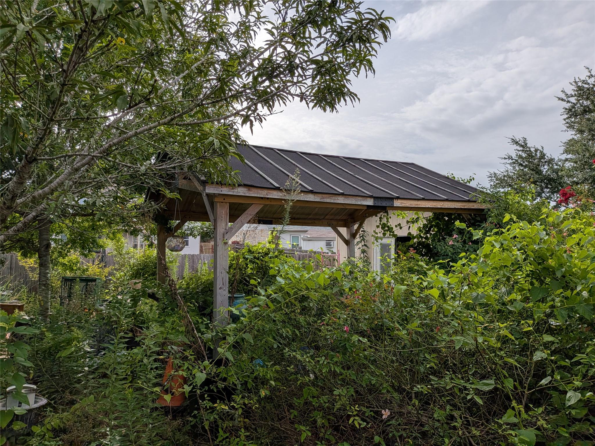 129 Hanstrom DR, Hutto, TX 78634