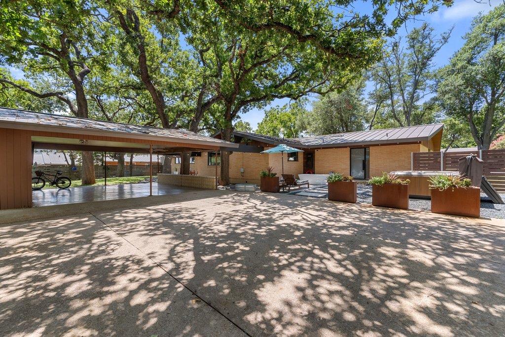 806 W Schubert ST, Fredericksburg, TX 78624