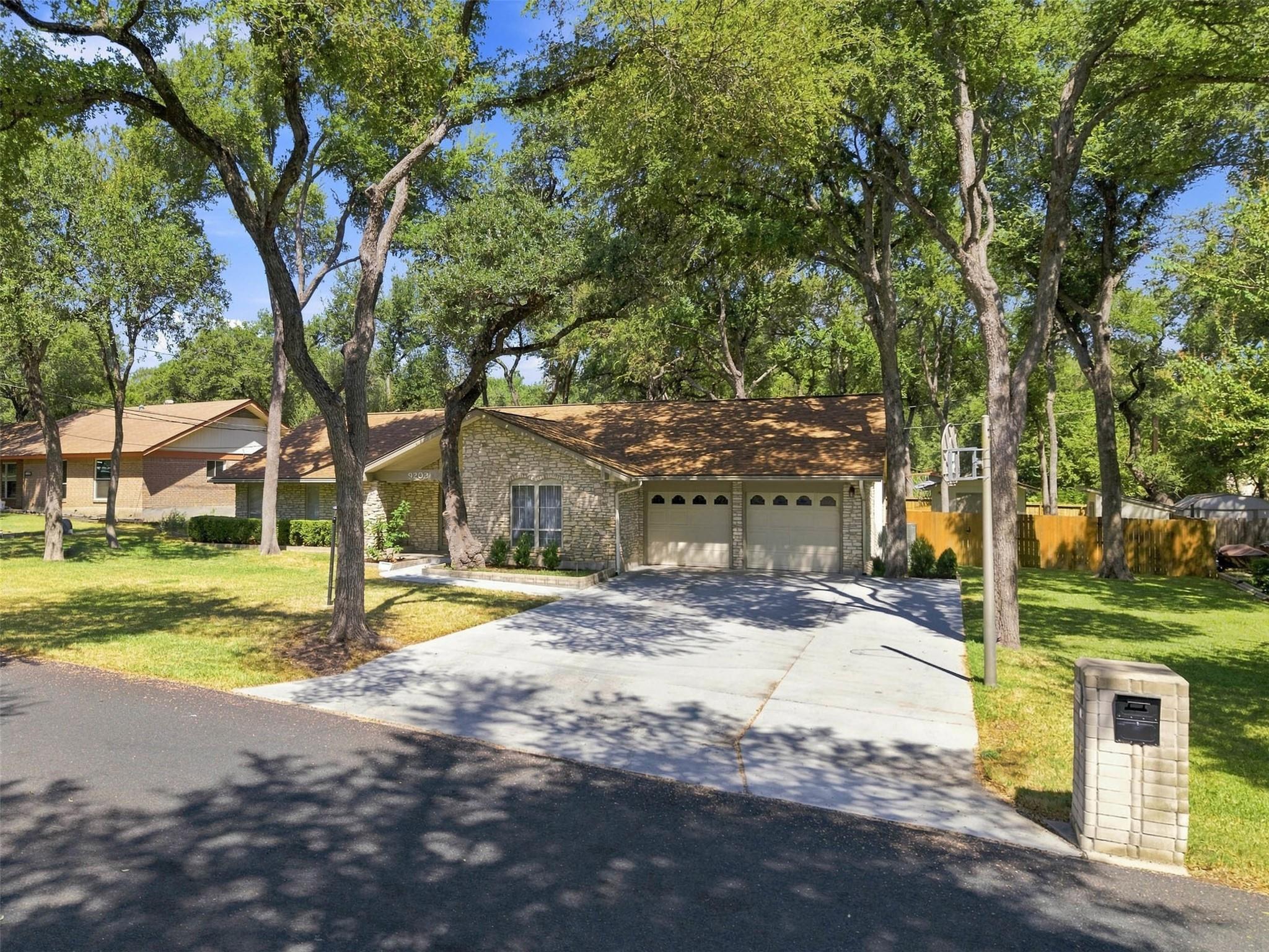9202 Shady Oaks DR, Austin, TX 78729