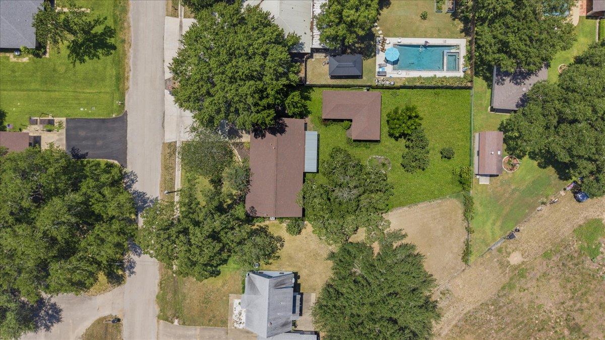 1415 Ne Whitehead ST, Smithville, TX 78957