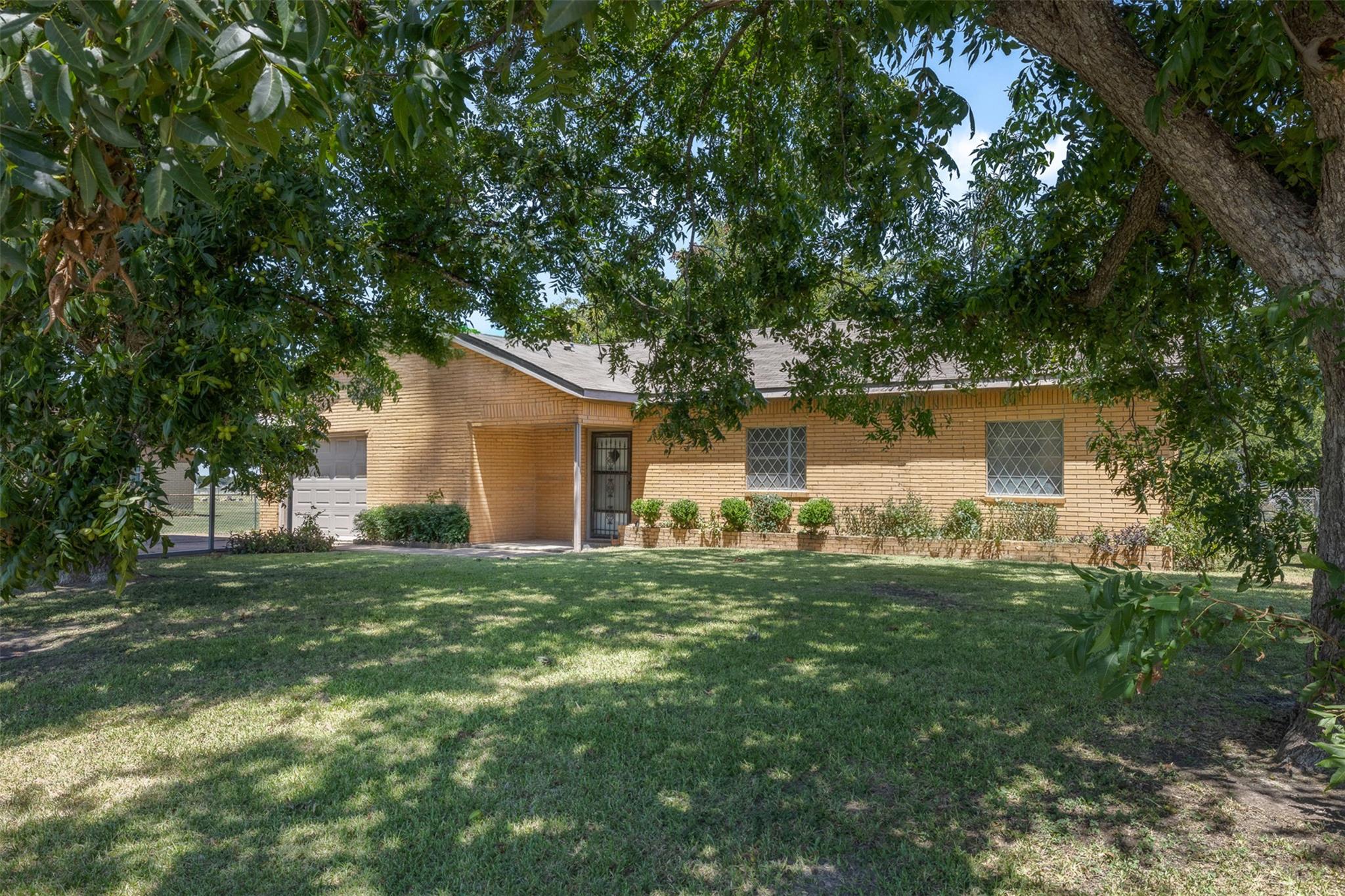 604 N 3rd ST, Thorndale, TX 76577