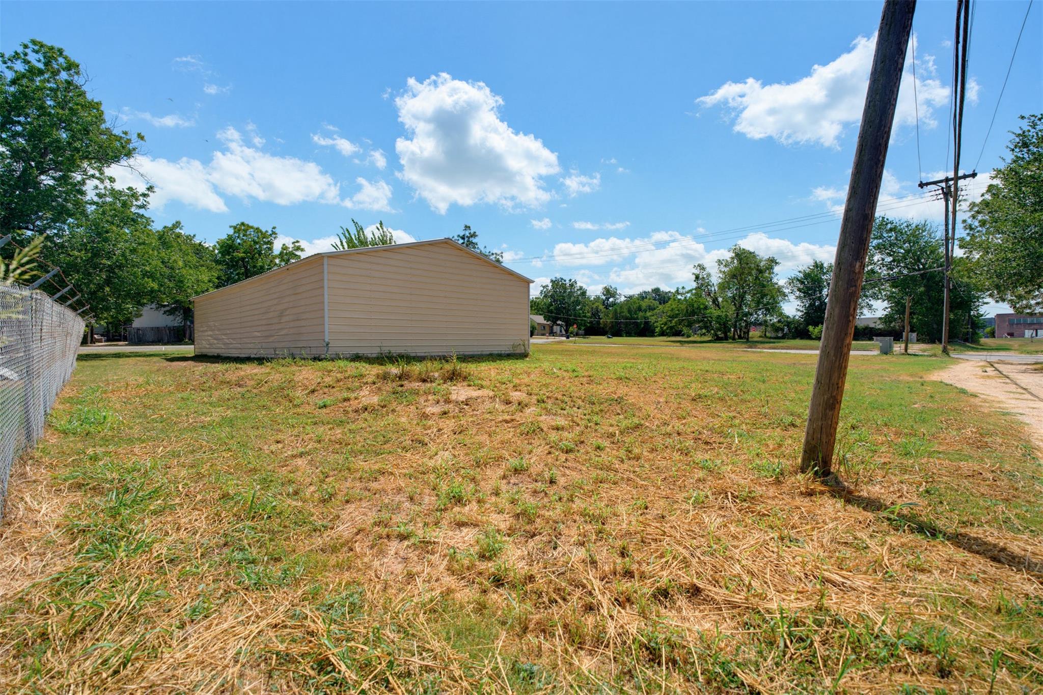 127 E Davilla Ave, Rockdale, TX 76567