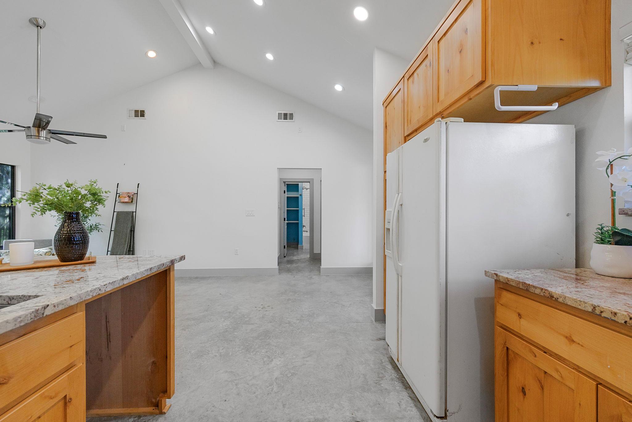 407 Breezing LN, Spicewood, TX 78669