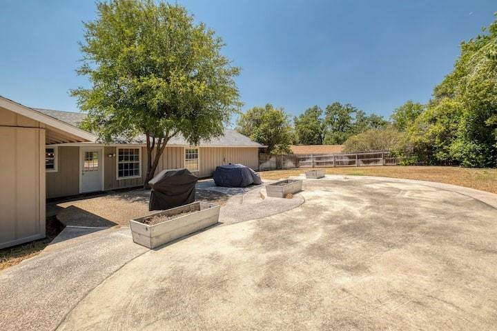 1208 Country Club RD, Georgetown, TX 78628