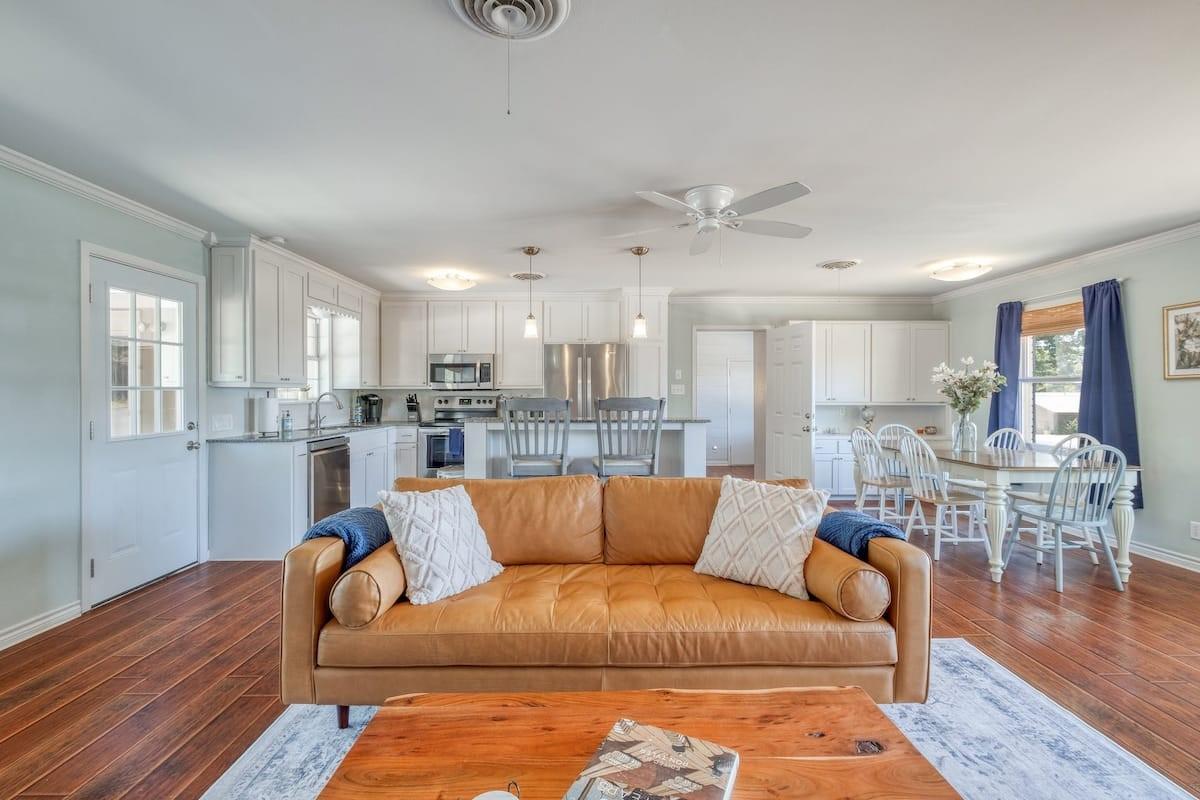 1208 Country Club RD, Georgetown, TX 78628