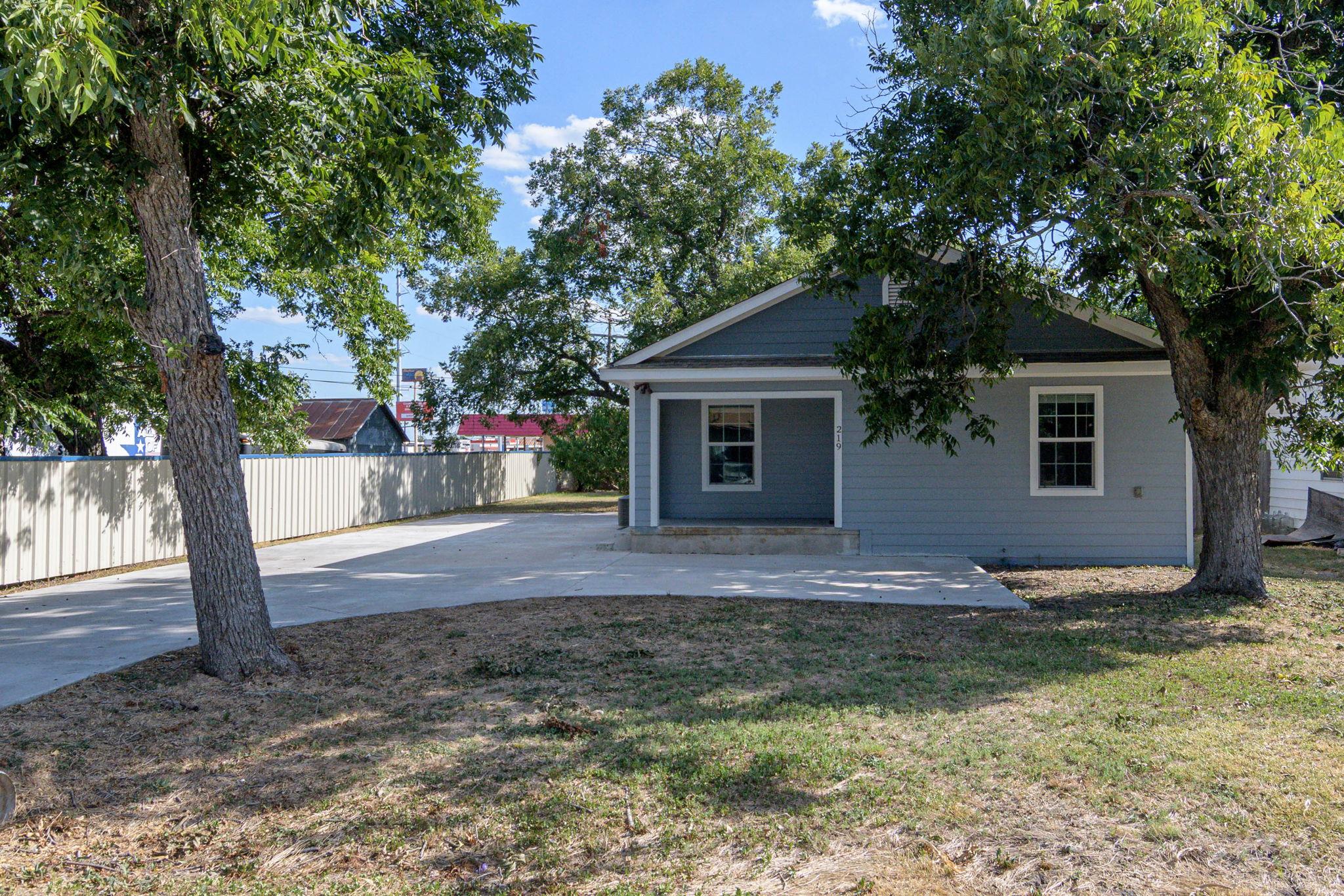 219 E Davilla ST, Bartlett, TX 76511