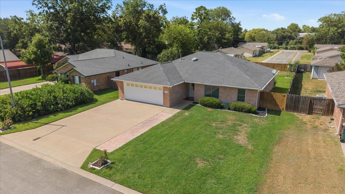 805 Craddock CT, Smithville, TX 78957