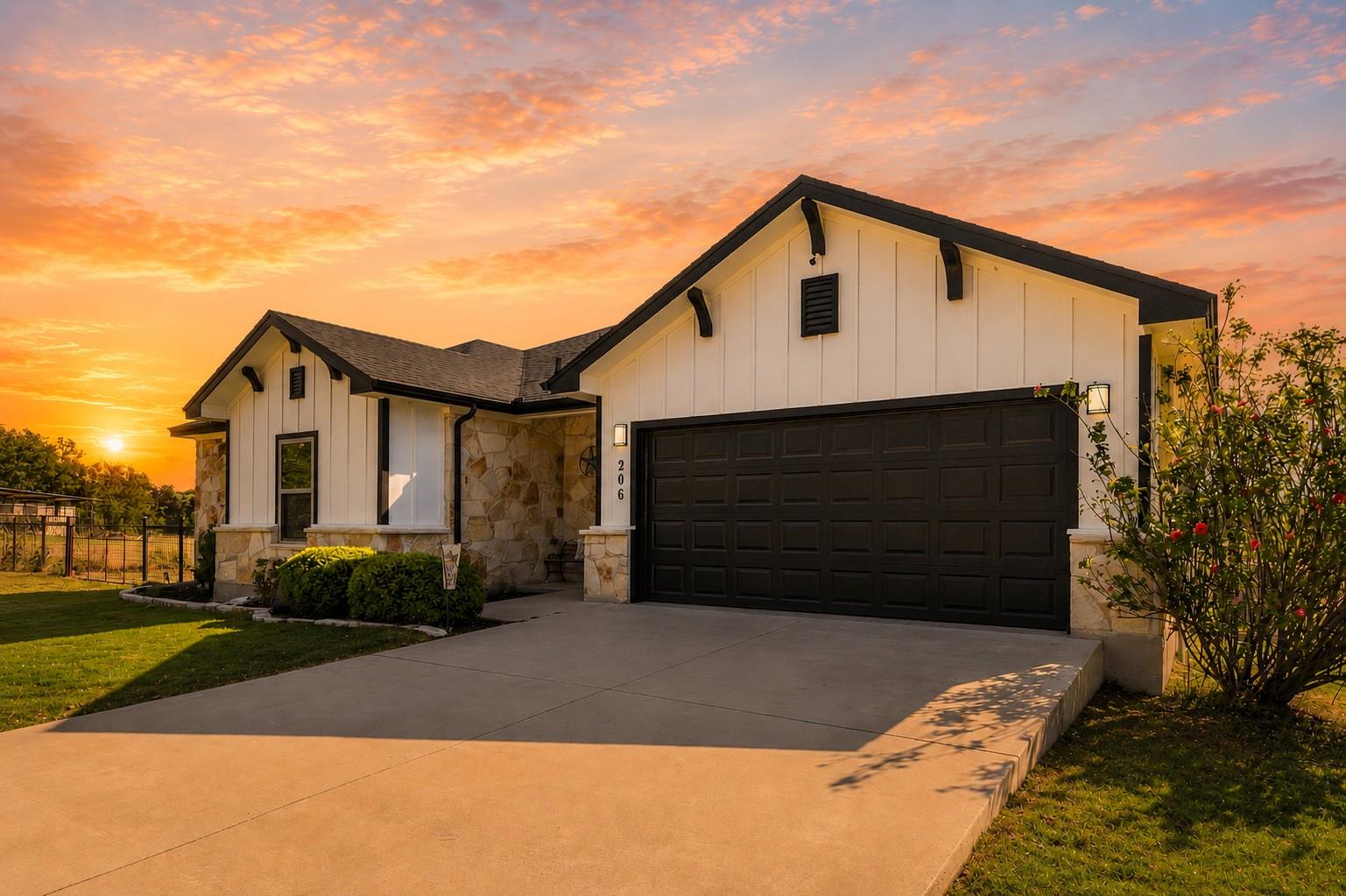 206 Brizendine Ave, Florence, TX 76527