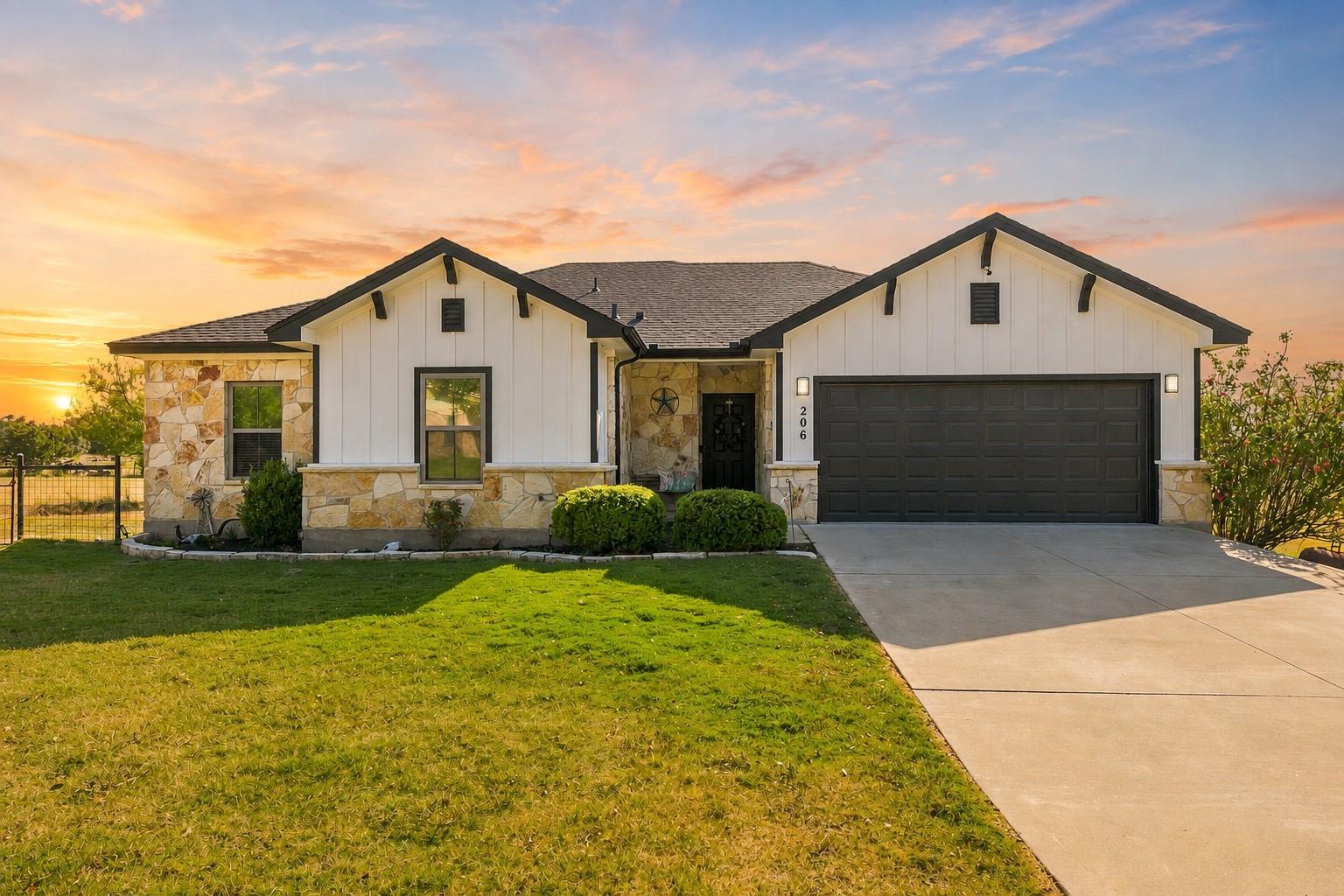 206 Brizendine Ave, Florence, TX 76527