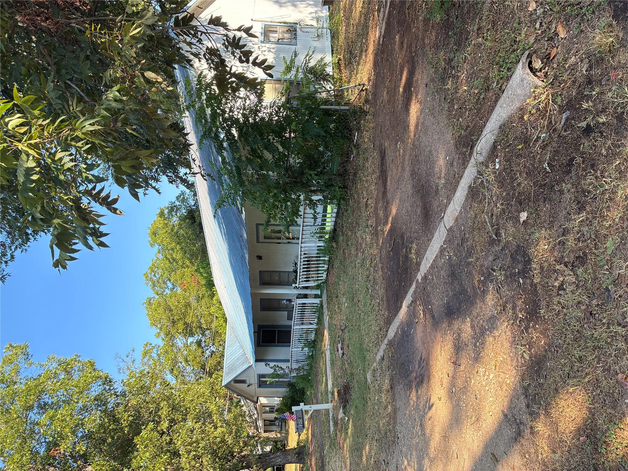 204 NW Nw 5th ST, Smithville, TX 78957